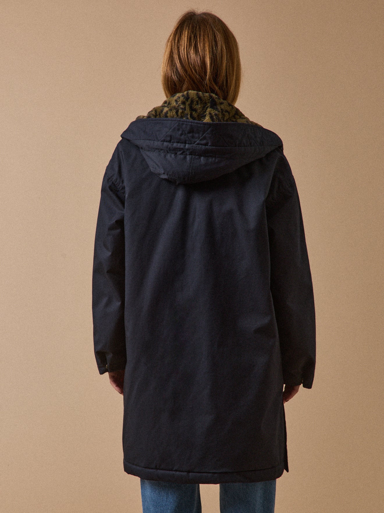 Halblanger und gefütterter Damen-Parka aus Webpelz
