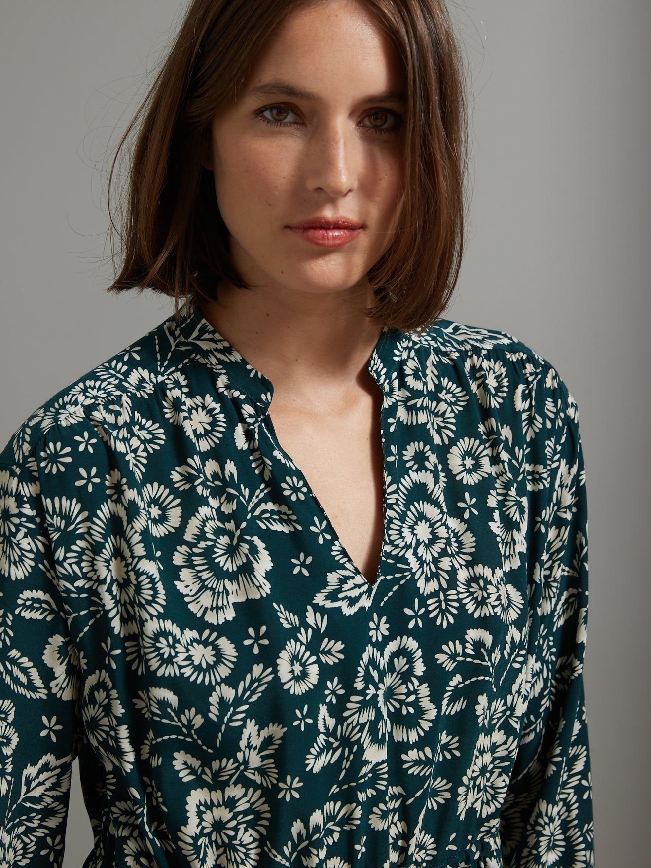 Halblanges Damenkleid mit Erin-Print