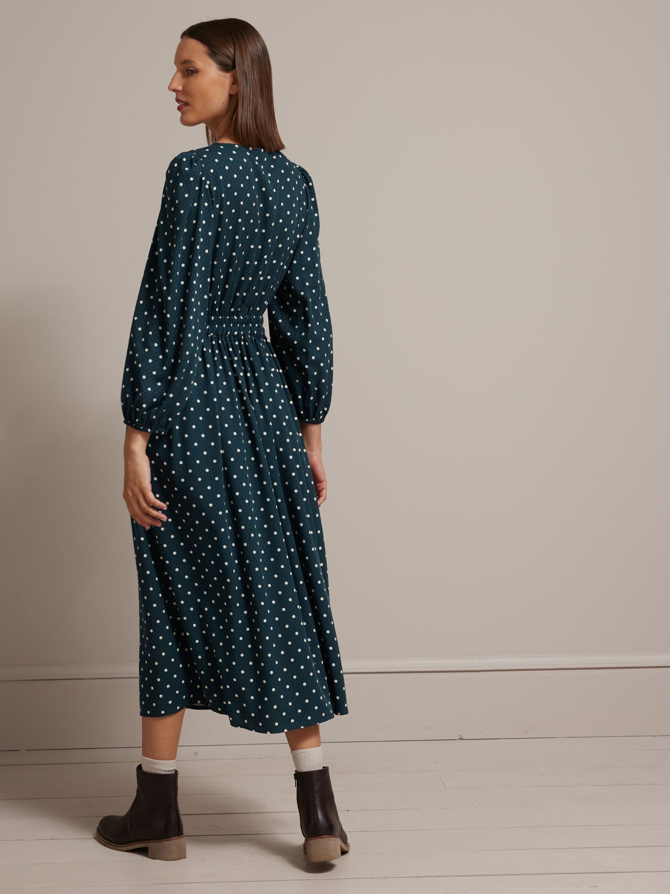 Halblanges Damenkleid aus Dobby-Viskose mit Tupfen