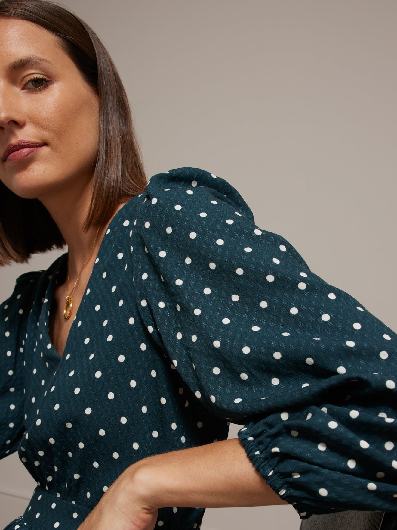 Halblanges Damenkleid aus Dobby-Viskose mit Tupfen