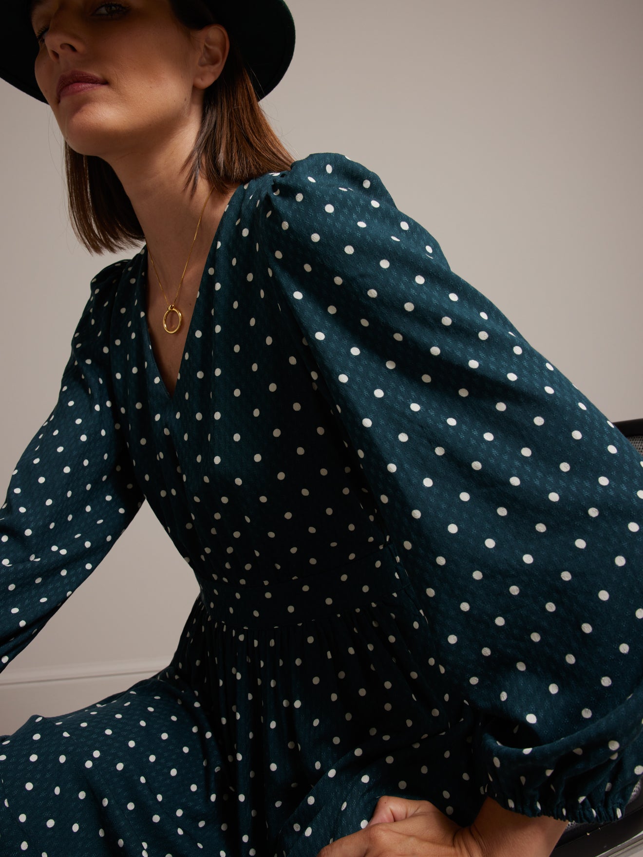 Halblanges Damenkleid aus Dobby-Viskose mit Tupfen