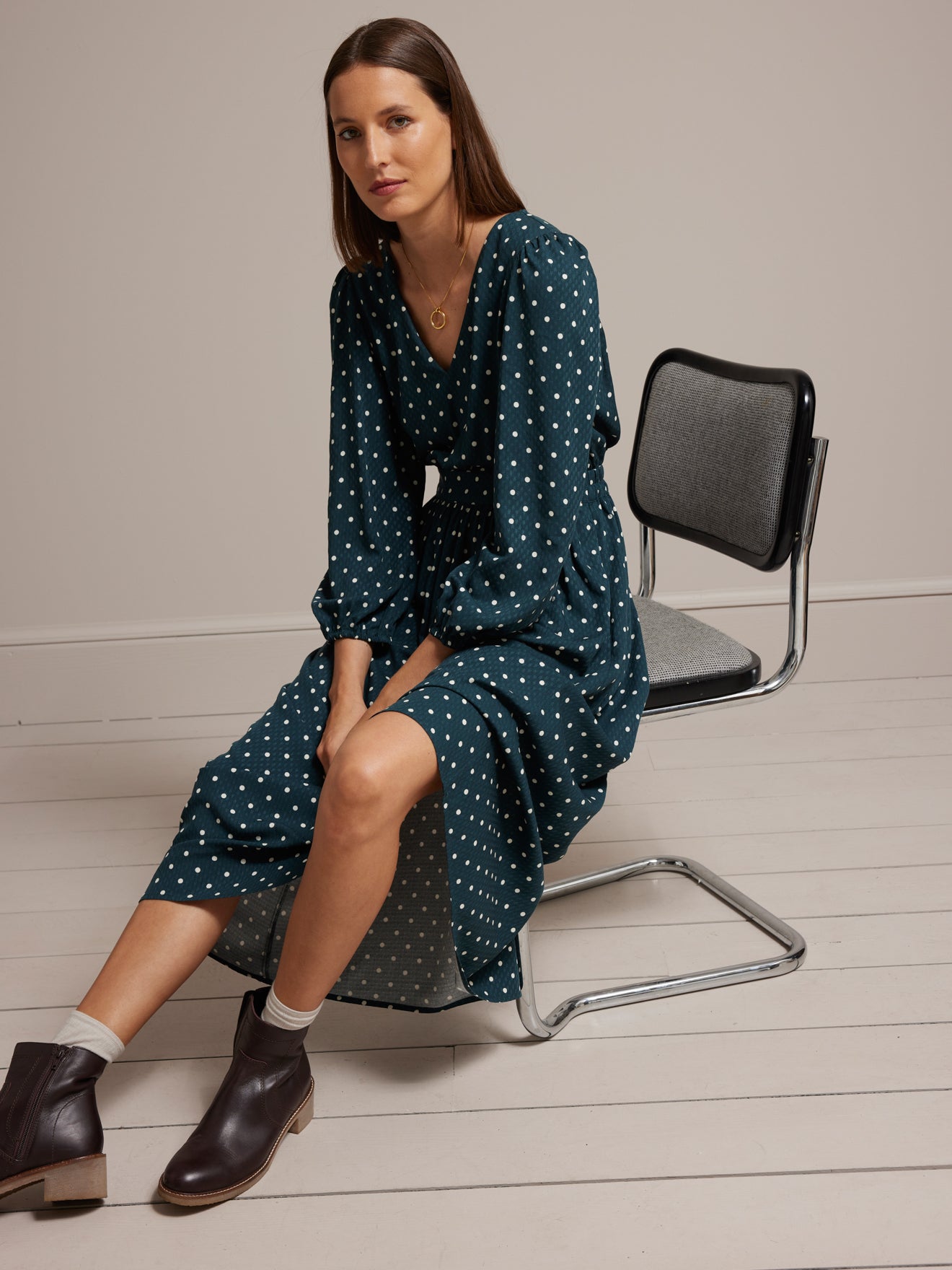Halblanges Damenkleid aus Dobby-Viskose mit Tupfen