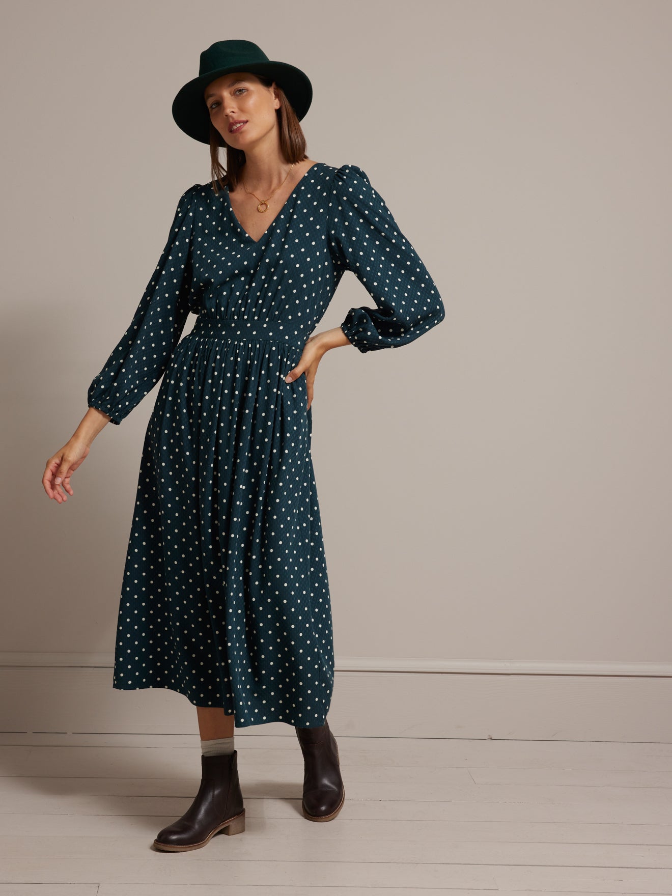 Halblanges Damenkleid aus Dobby-Viskose mit Tupfen