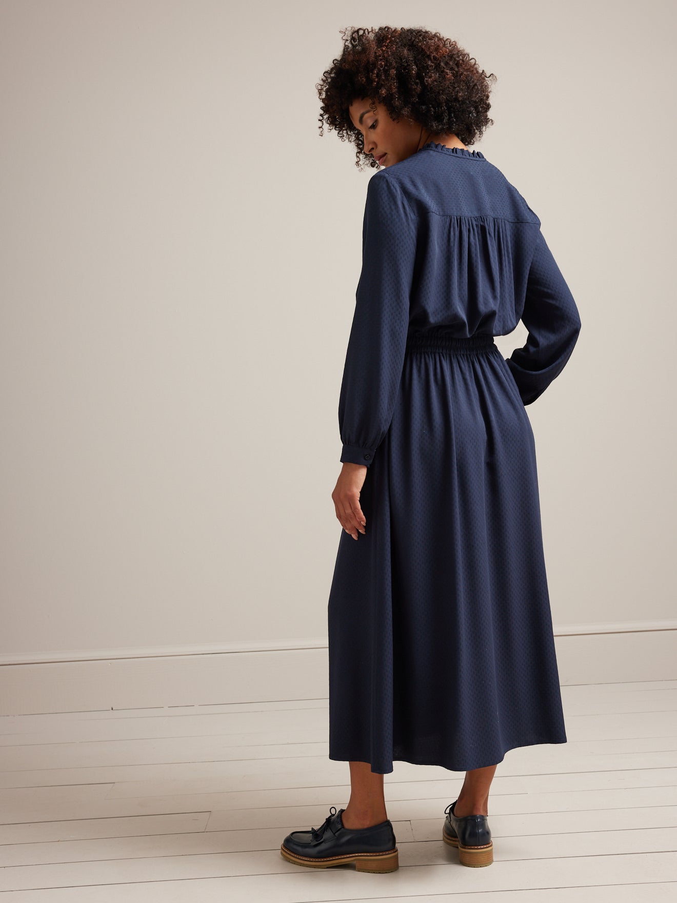 Langes Damenkleid mit Rüschenkragen aus Dobby-Viskose