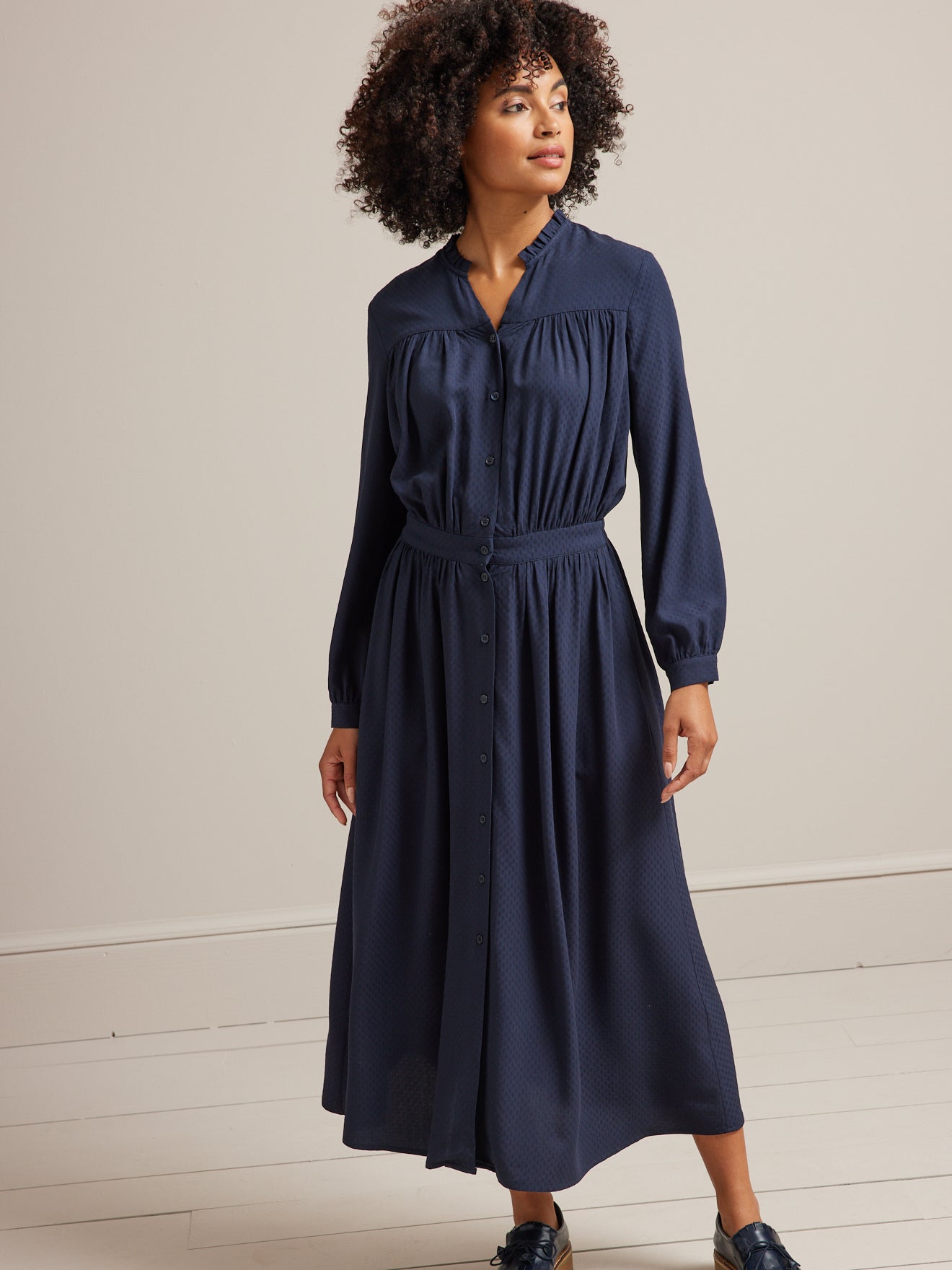 Langes Damenkleid mit Rüschenkragen aus Dobby-Viskose