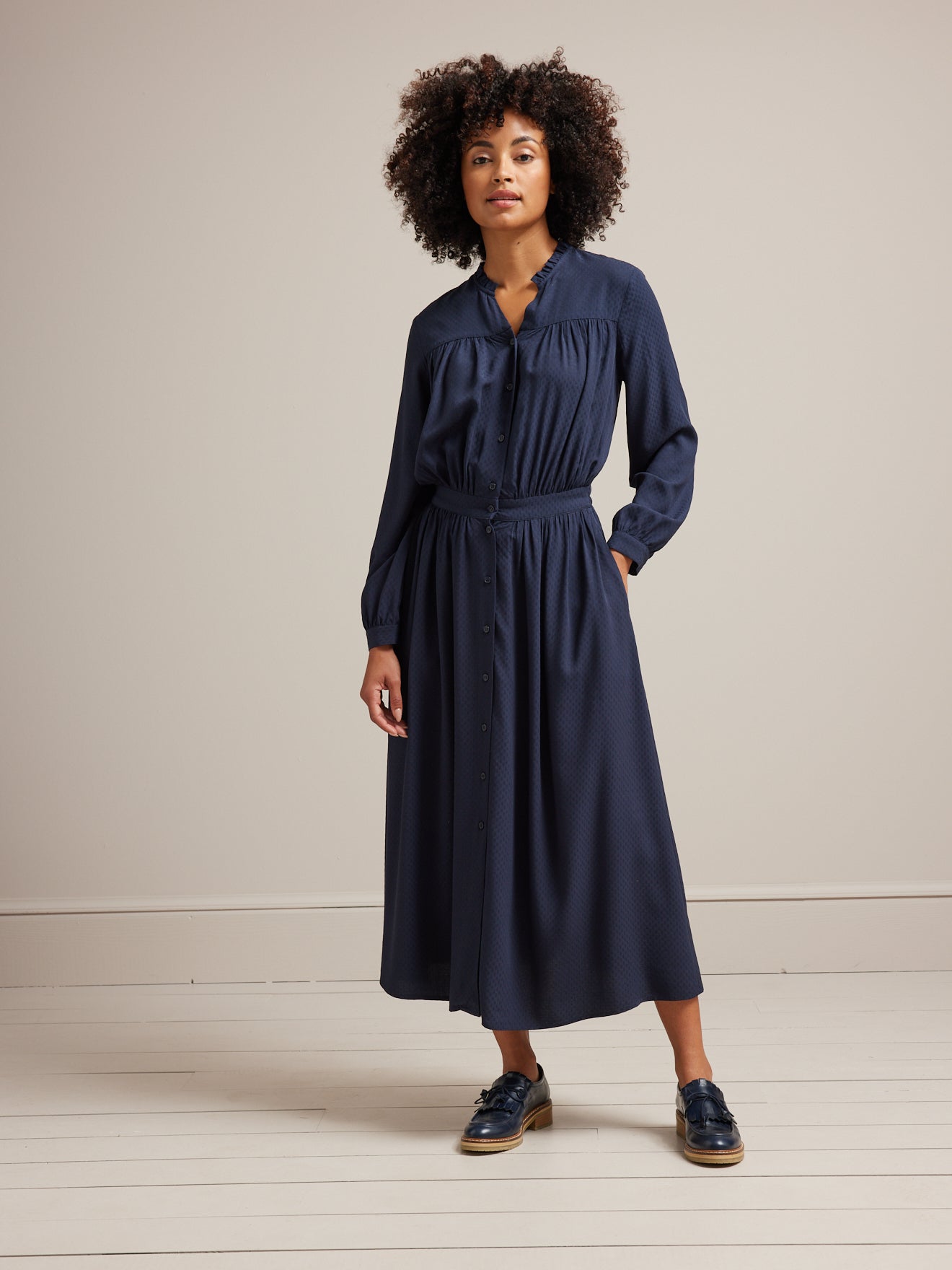 Langes Damenkleid mit Rüschenkragen aus Dobby-Viskose