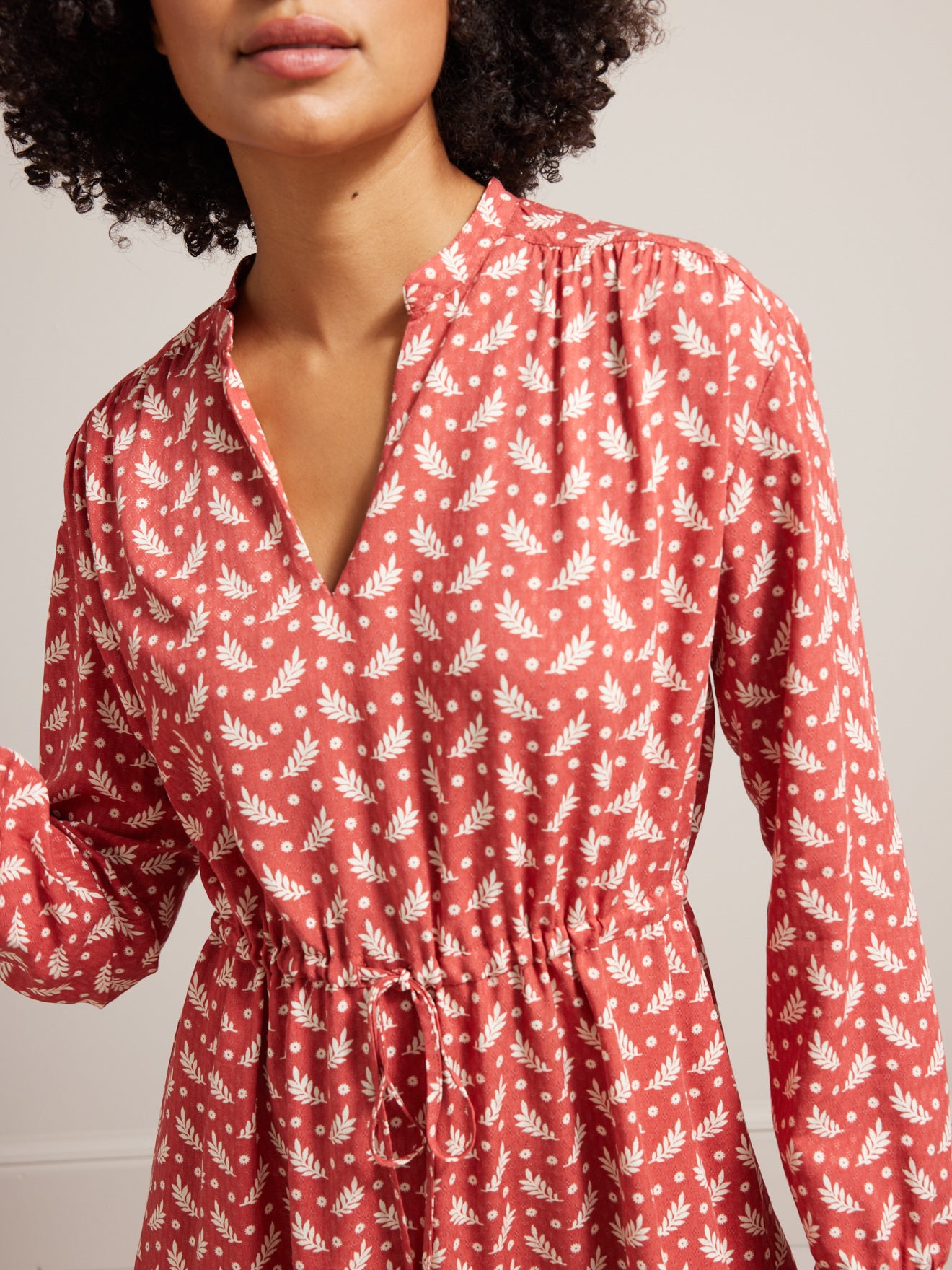 Halblanges Damenkleid aus Dobby-Viskose mit Recebba-Print