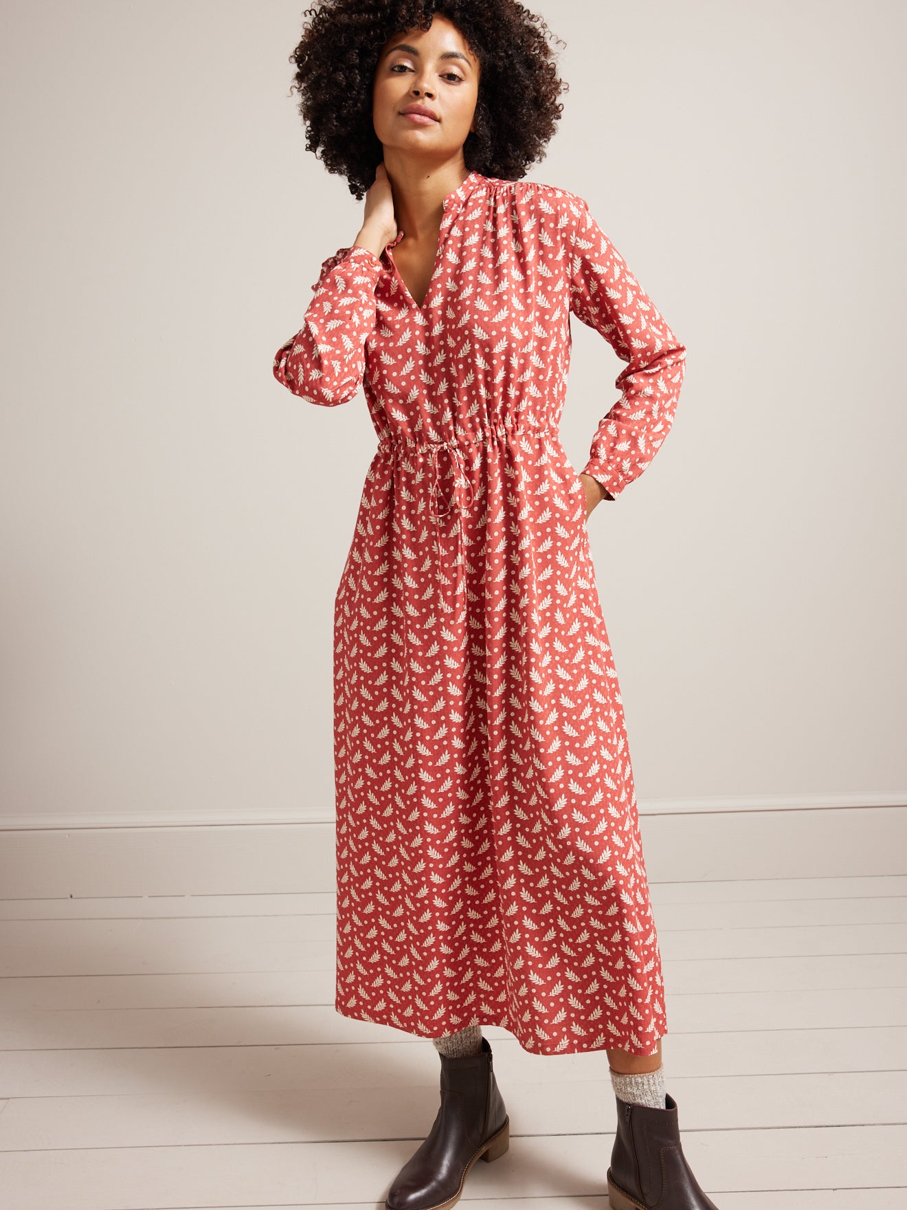 Halblanges Damenkleid aus Dobby-Viskose mit Recebba-Print