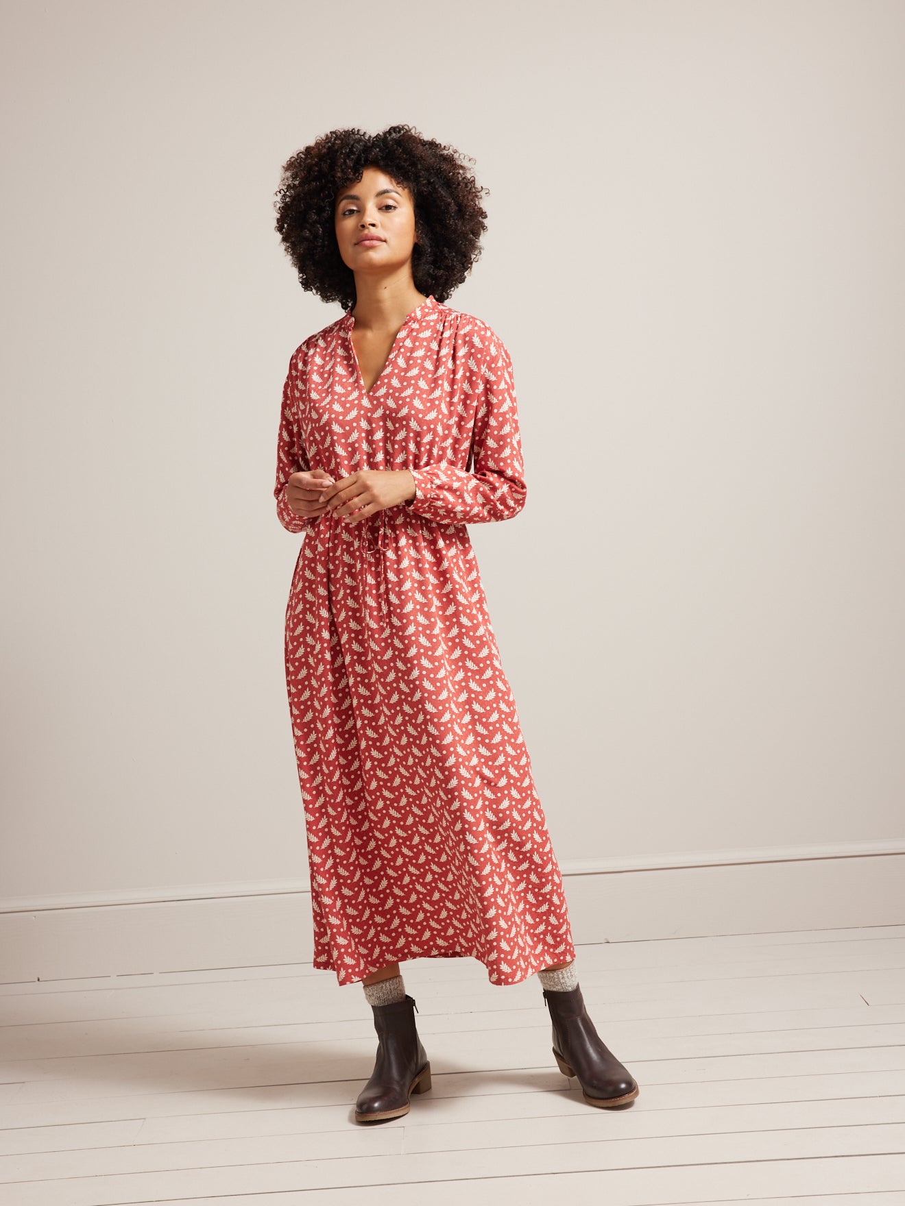 Halblanges Damenkleid aus Dobby-Viskose mit Recebba-Print