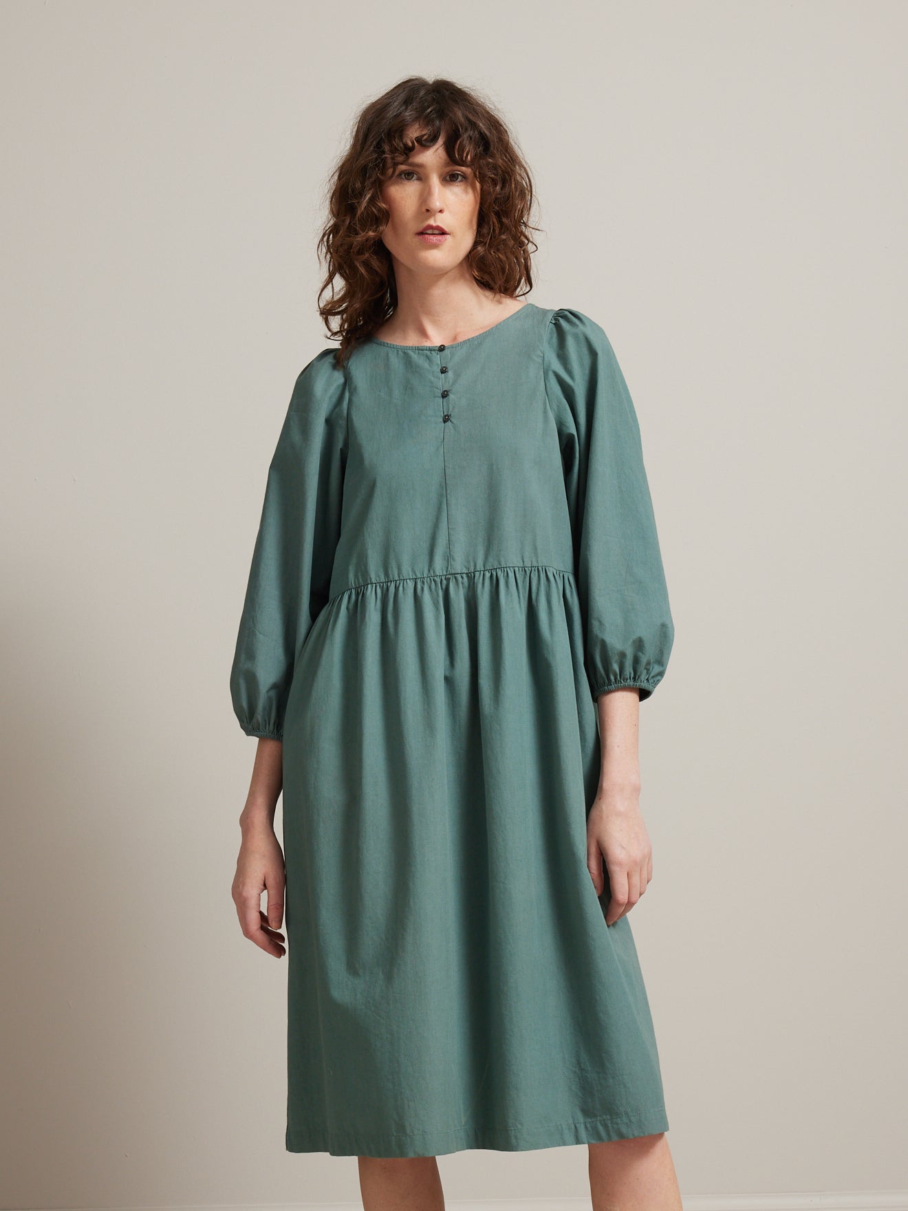Halblanges Damenkleid aus knackiger Popeline