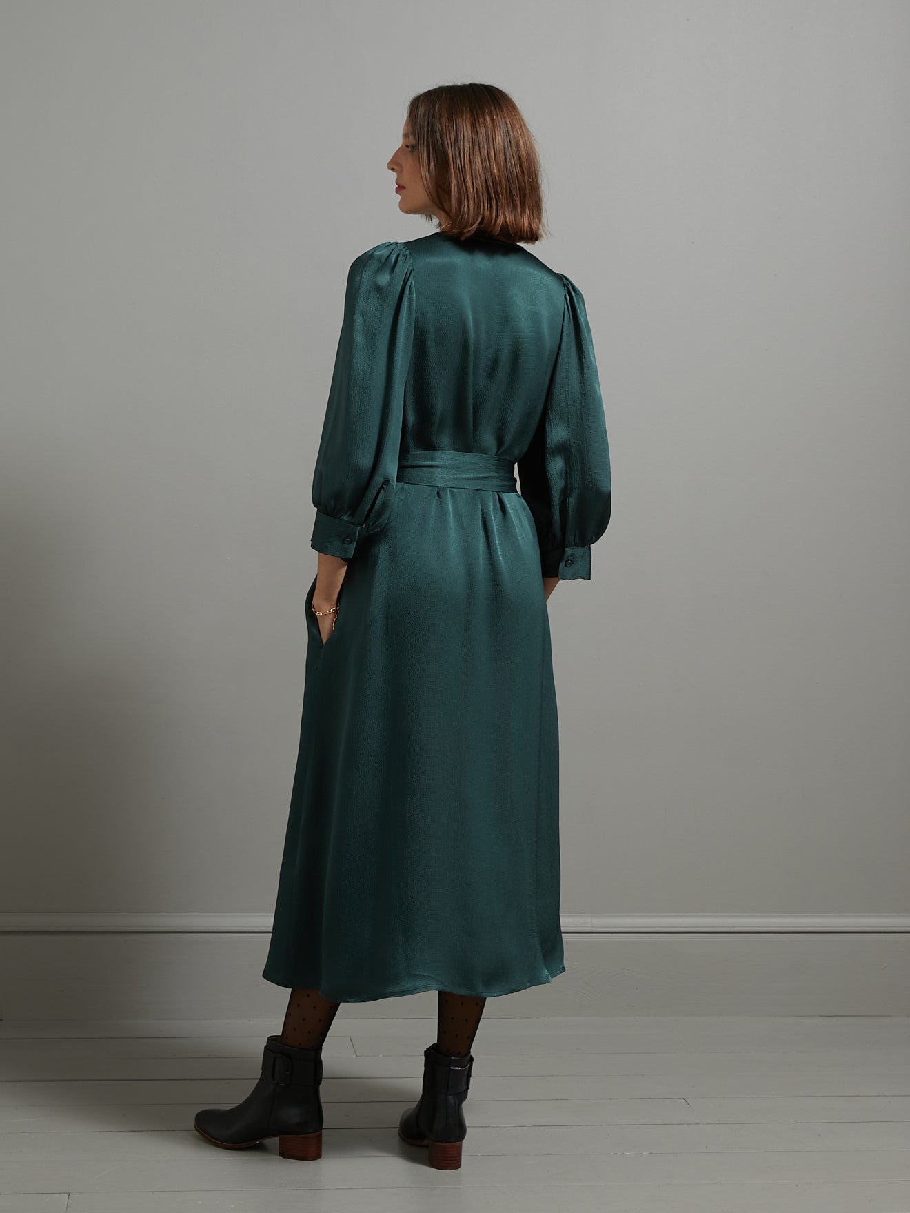 Langes und geknöpftes Damenkleid aus einfarbigem Seersucker