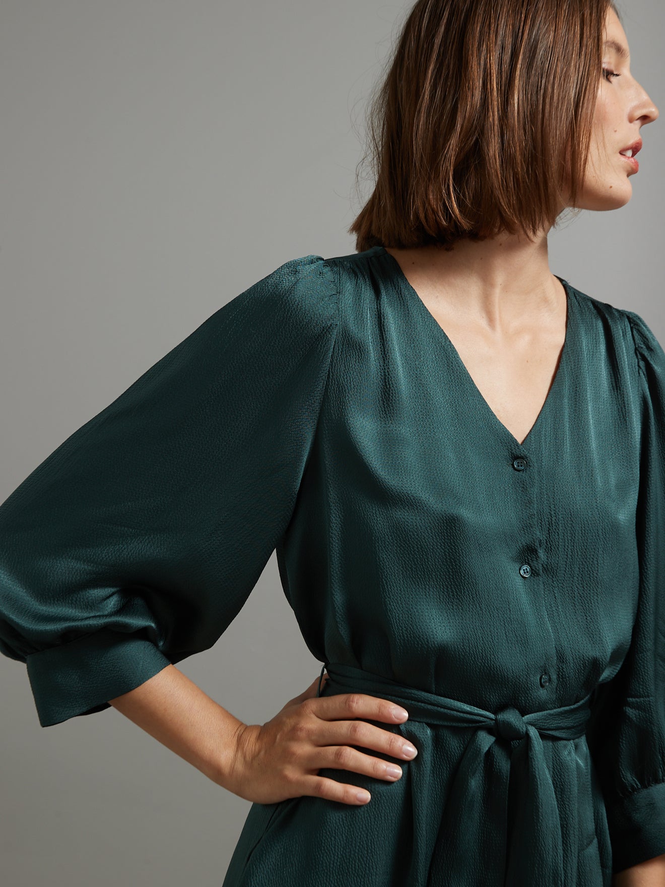 Langes und geknöpftes Damenkleid aus einfarbigem Seersucker