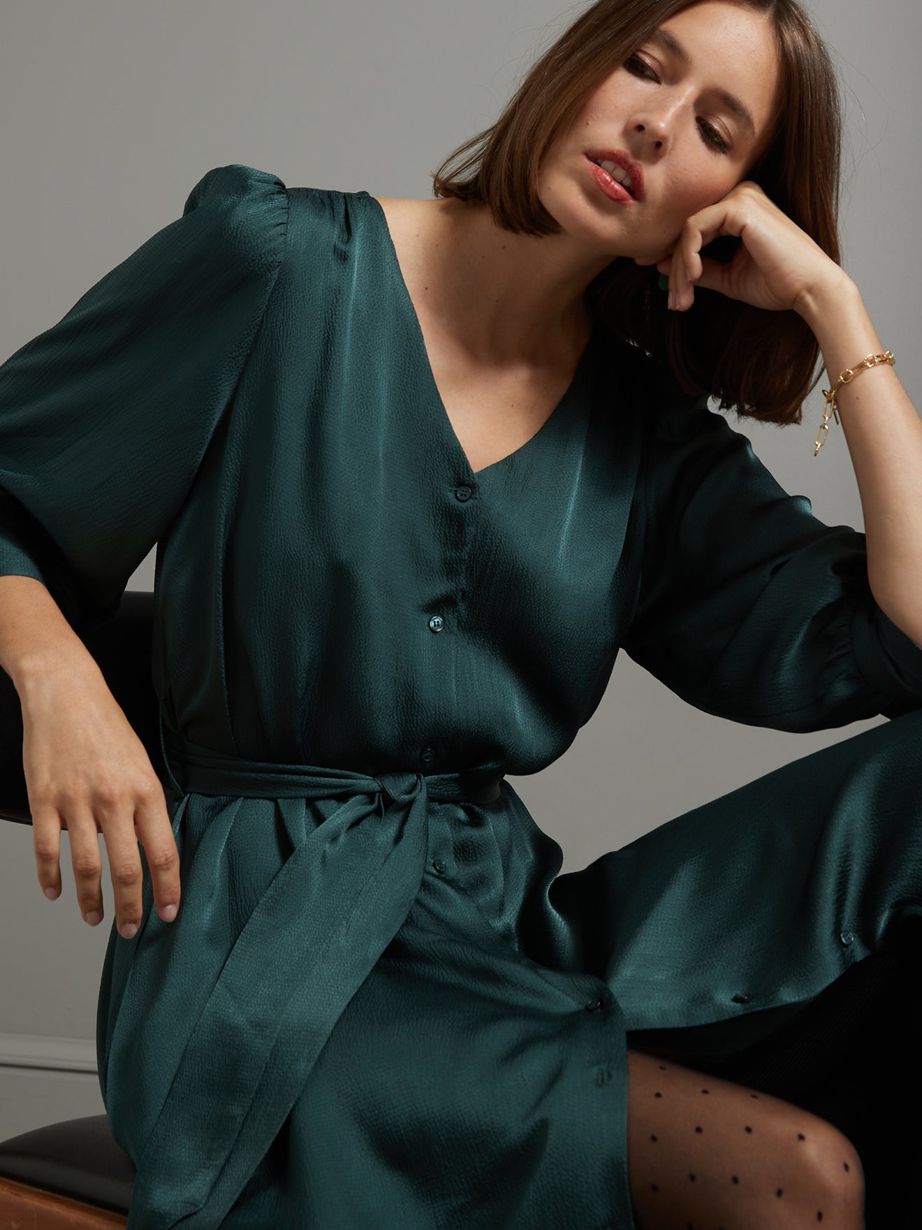 Langes und geknöpftes Damenkleid aus einfarbigem Seersucker
