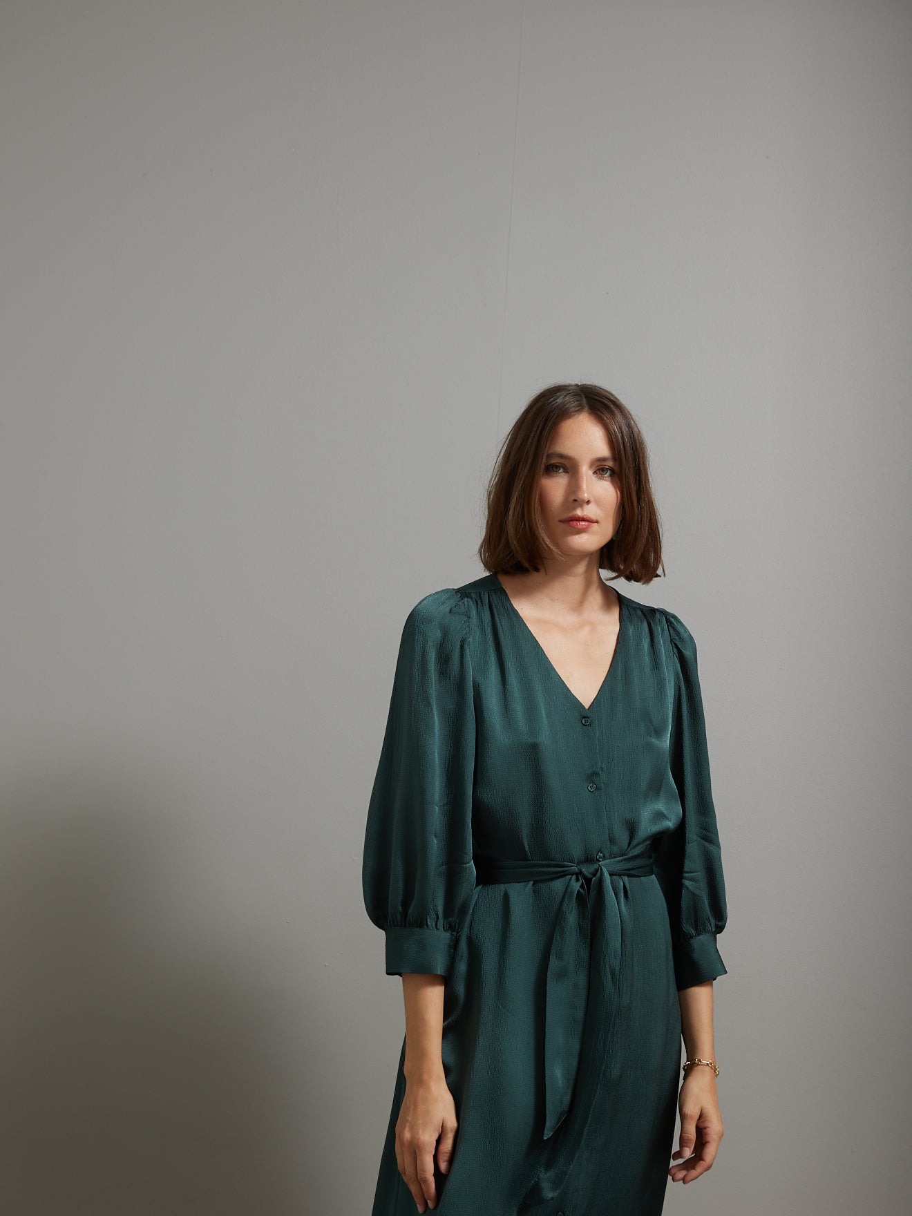 Langes und geknöpftes Damenkleid aus einfarbigem Seersucker