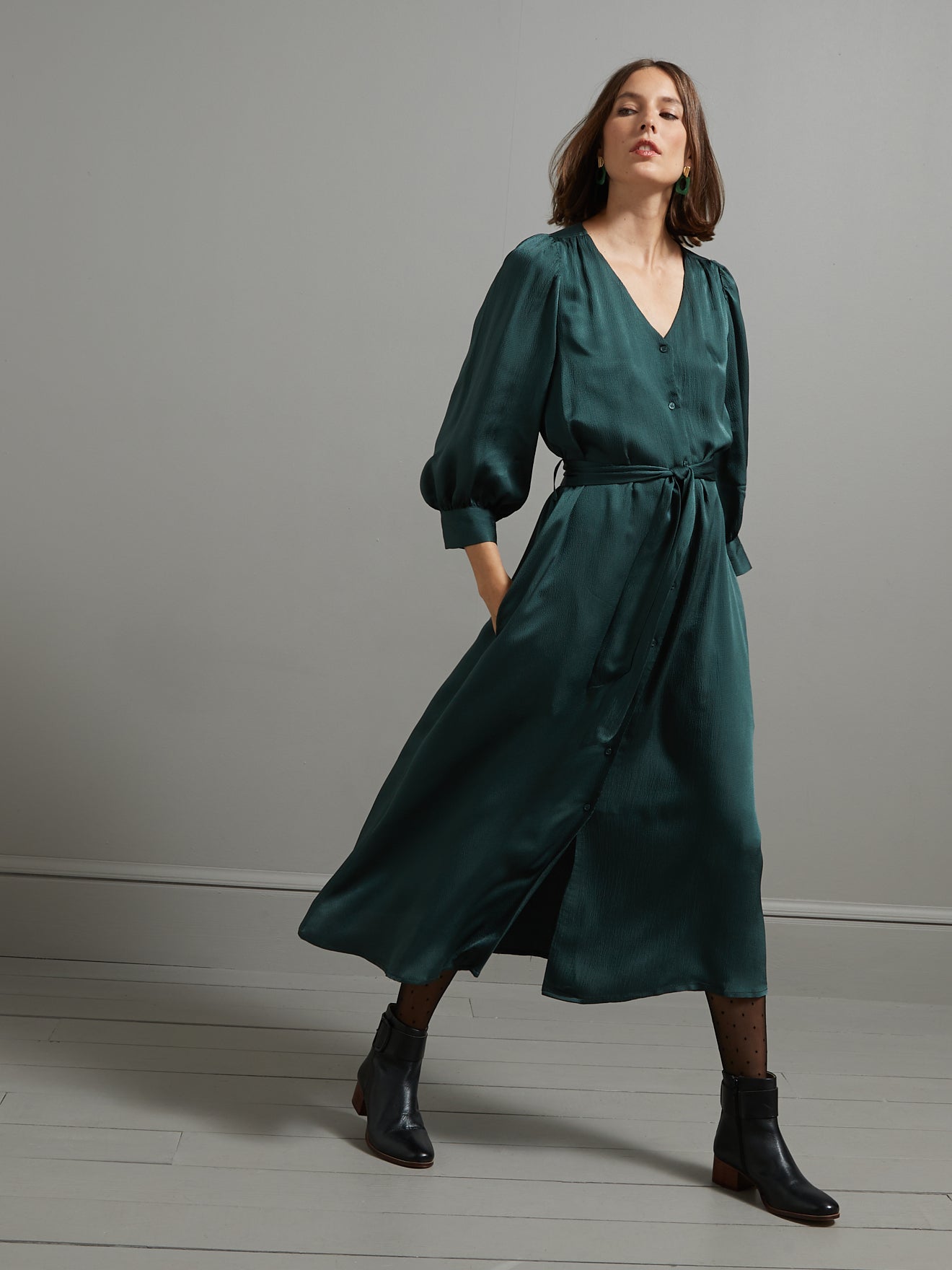 Langes und geknöpftes Damenkleid aus einfarbigem Seersucker