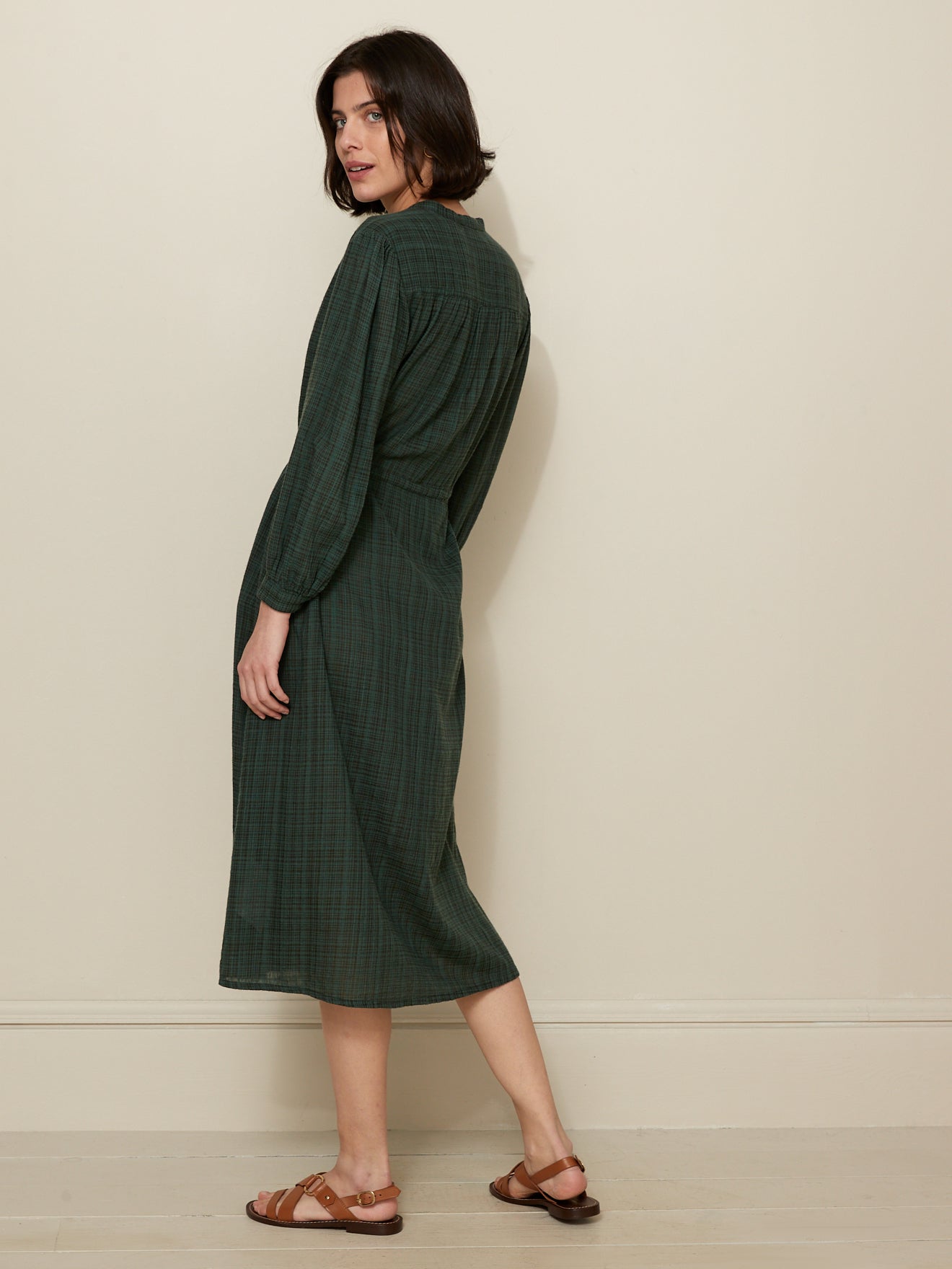 Langes Damenkleid aus Krepp