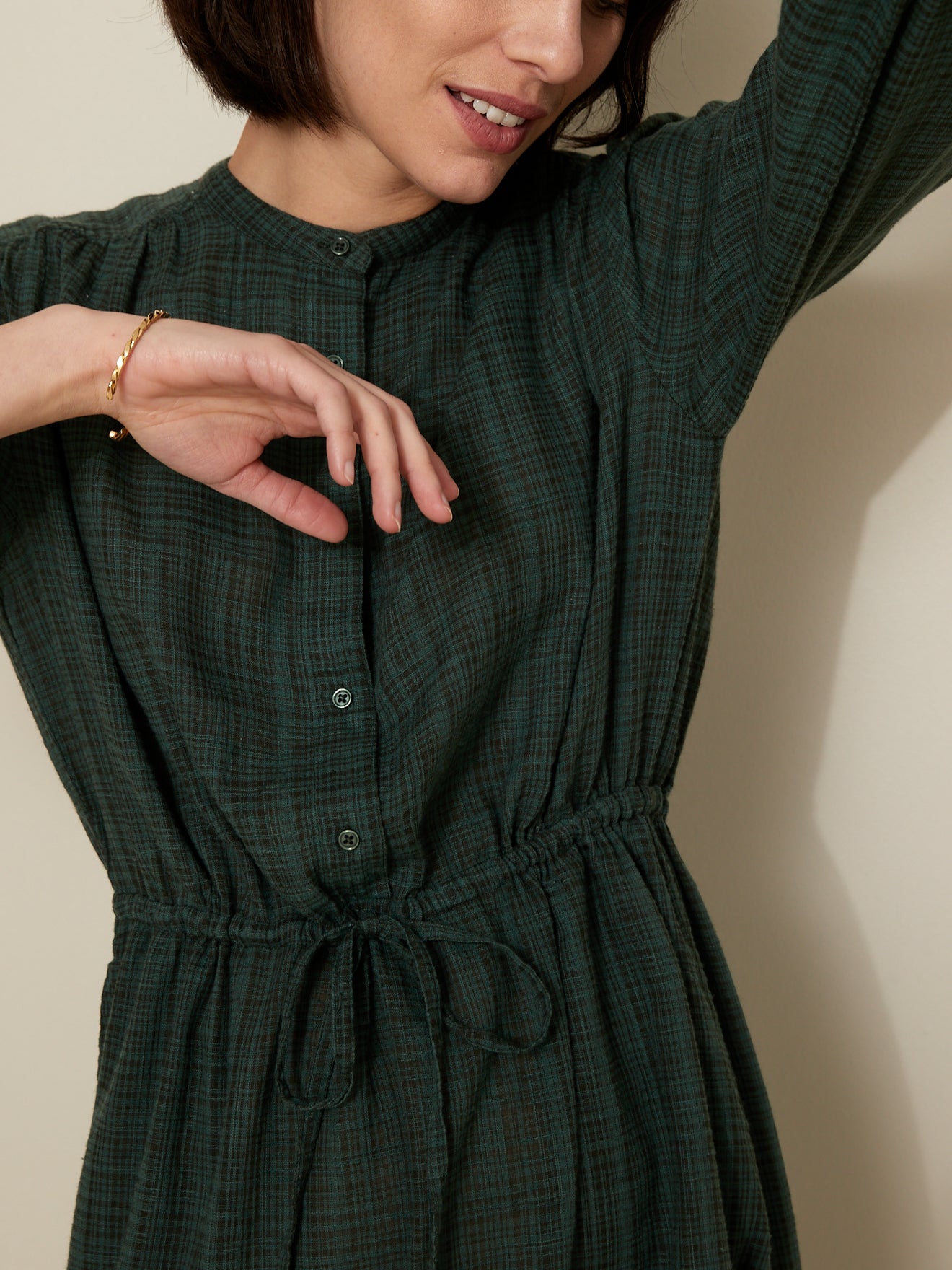 Langes Damenkleid aus Krepp