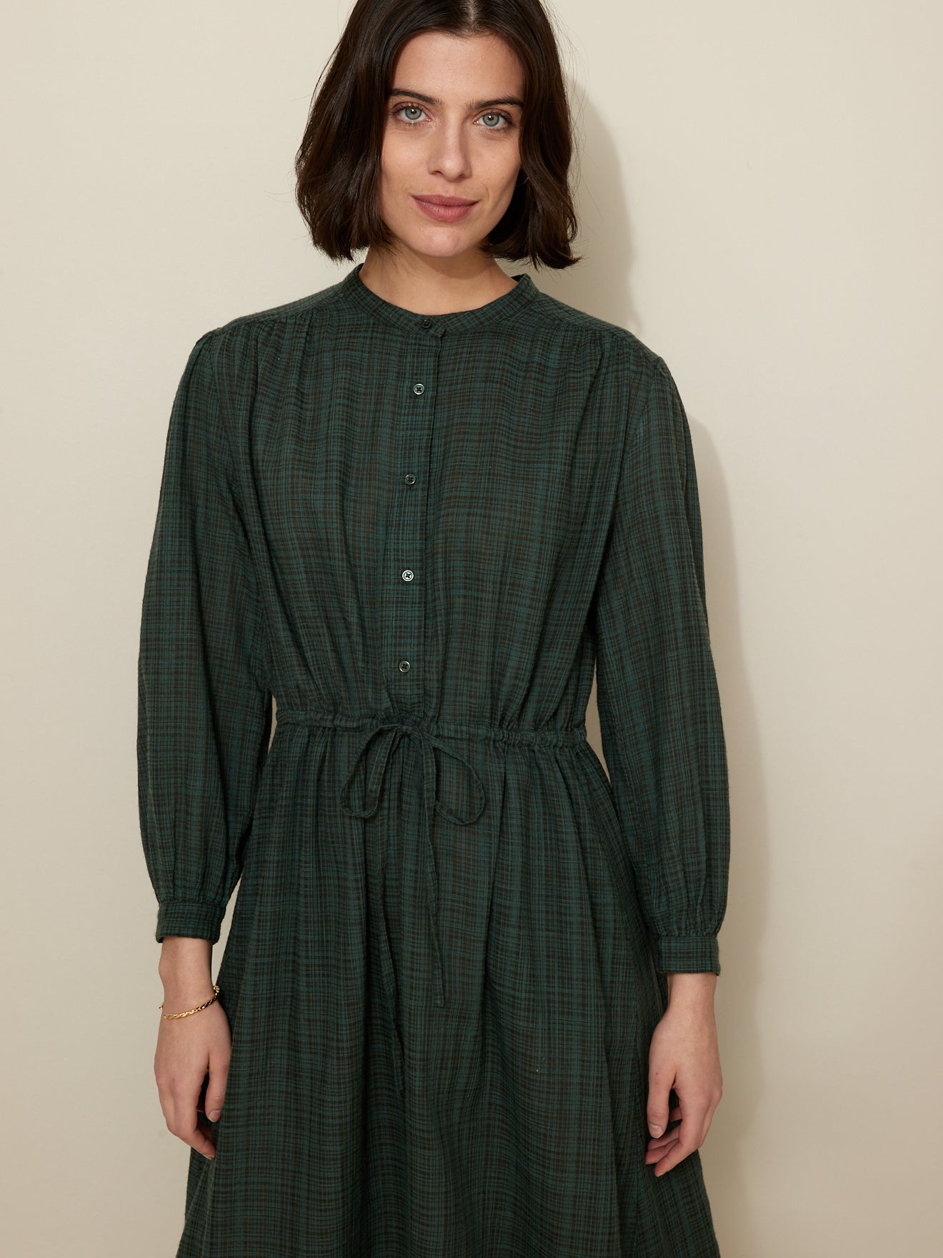 Langes Damenkleid aus Krepp