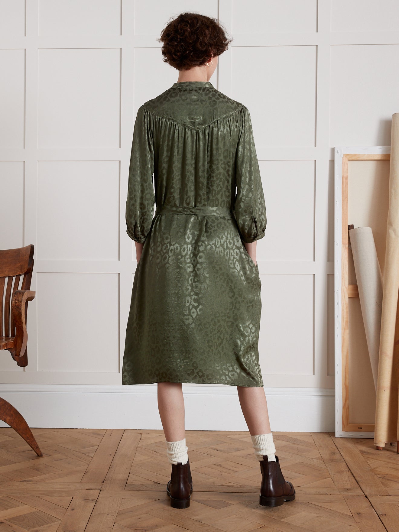 Halblanges Damenkleid mit Leo-Jacquard