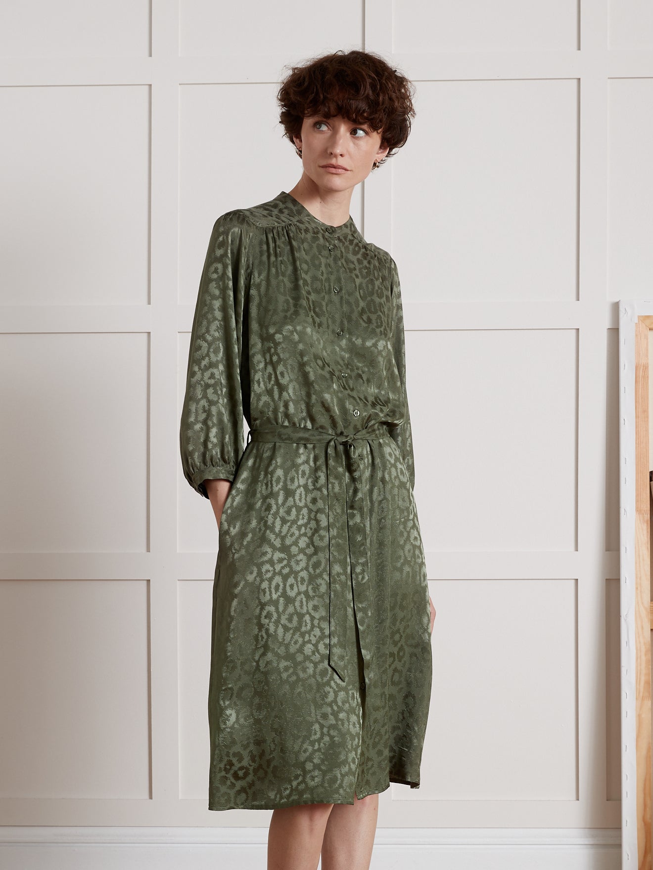 Halblanges Damenkleid mit Leo-Jacquard