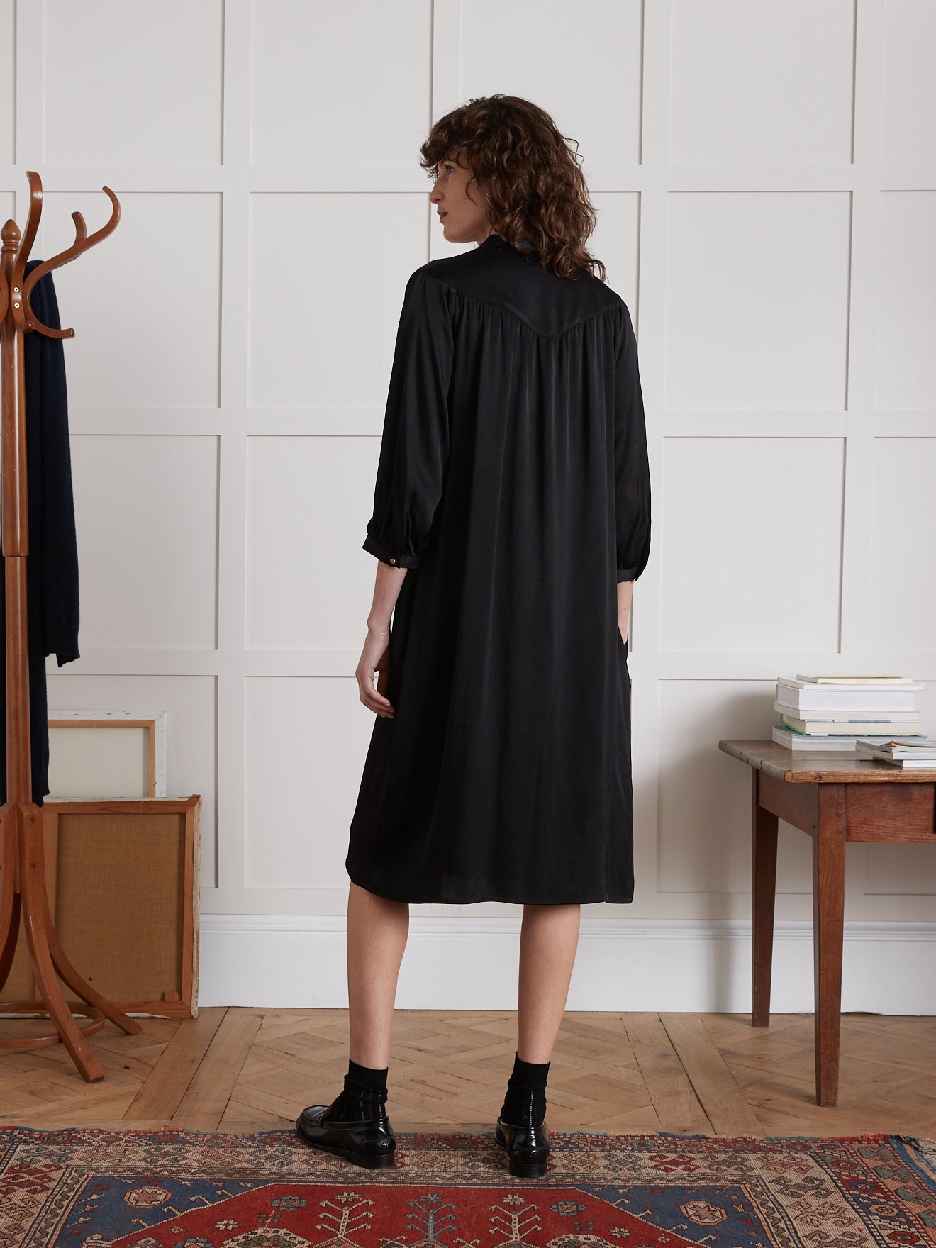 Einfarbiges, langes, geknöpftes Damenkleid aus Crêpe