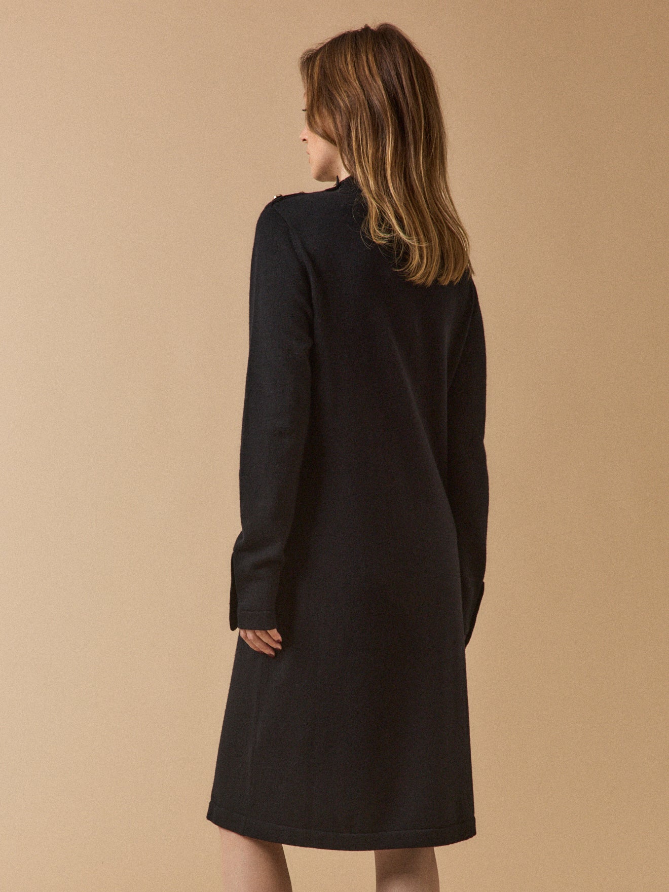 Damen-Pulloverkleid mit Stehkragen und goldfarbenen Knöpfen