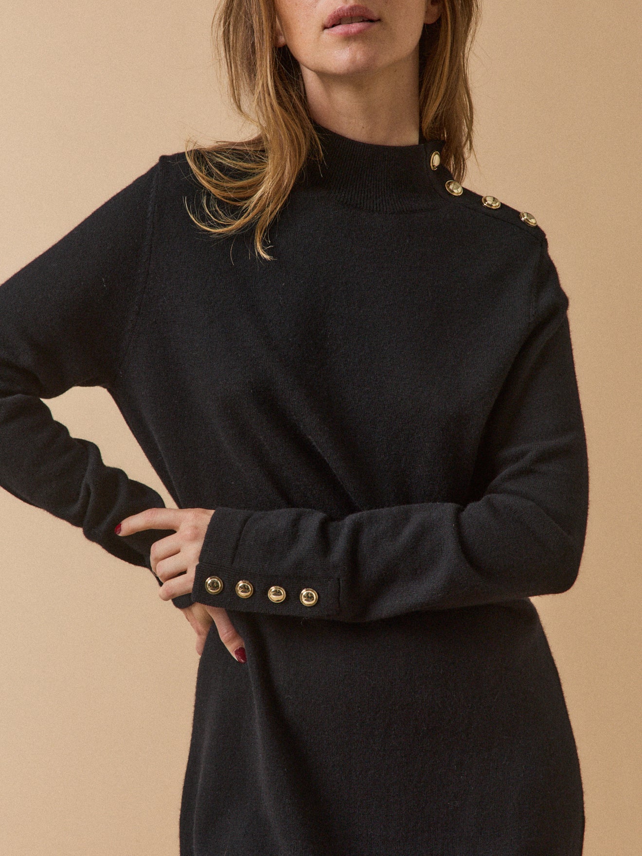 Damen-Pulloverkleid mit Stehkragen und goldfarbenen Knöpfen