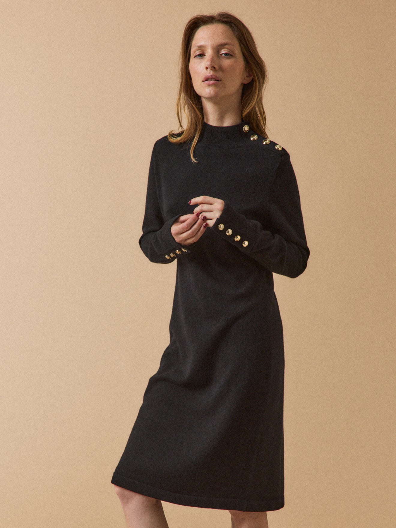 Damen-Pulloverkleid mit Stehkragen und goldfarbenen Knöpfen