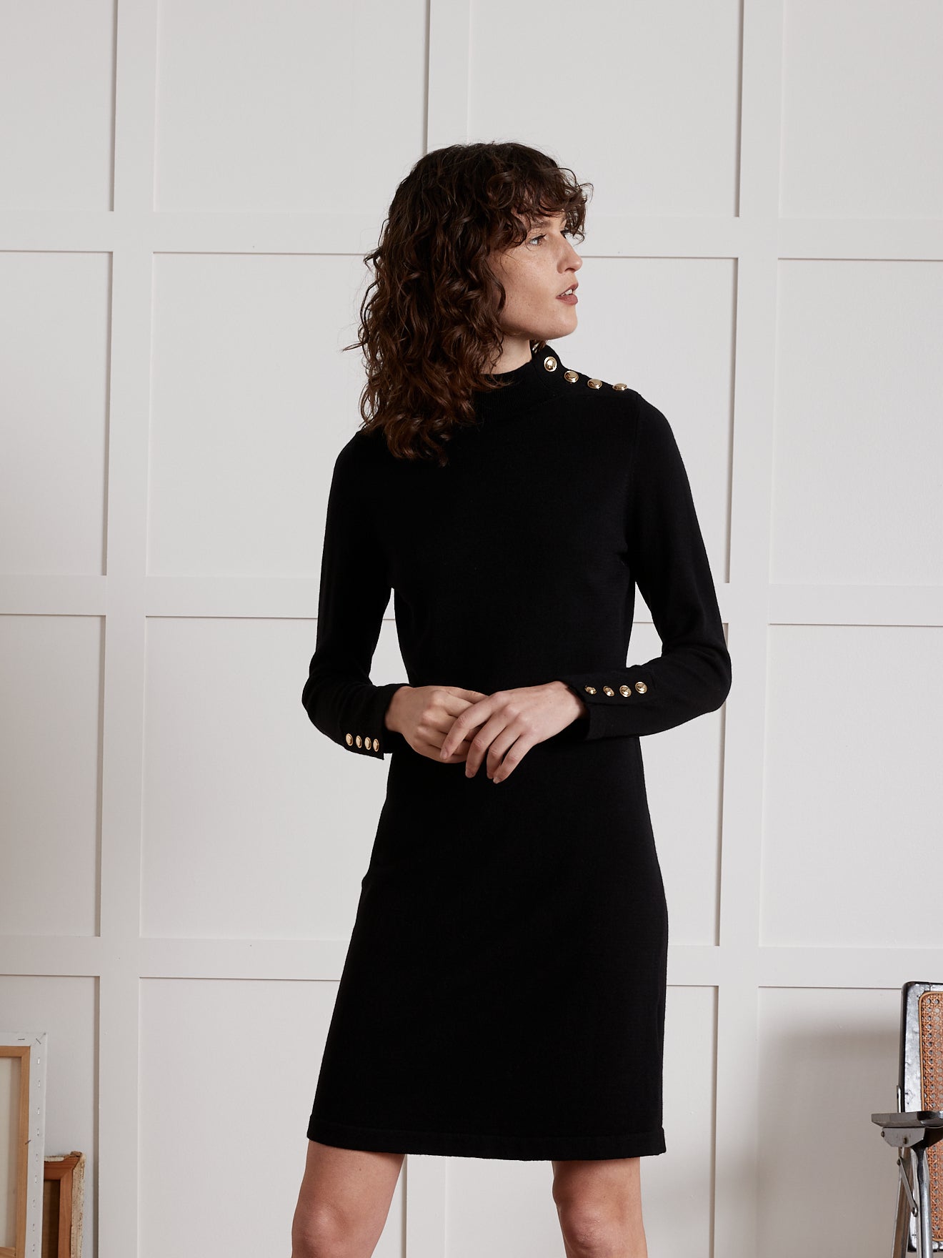 Damen-Pulloverkleid mit Stehkragen und goldfarbenen Knöpfen