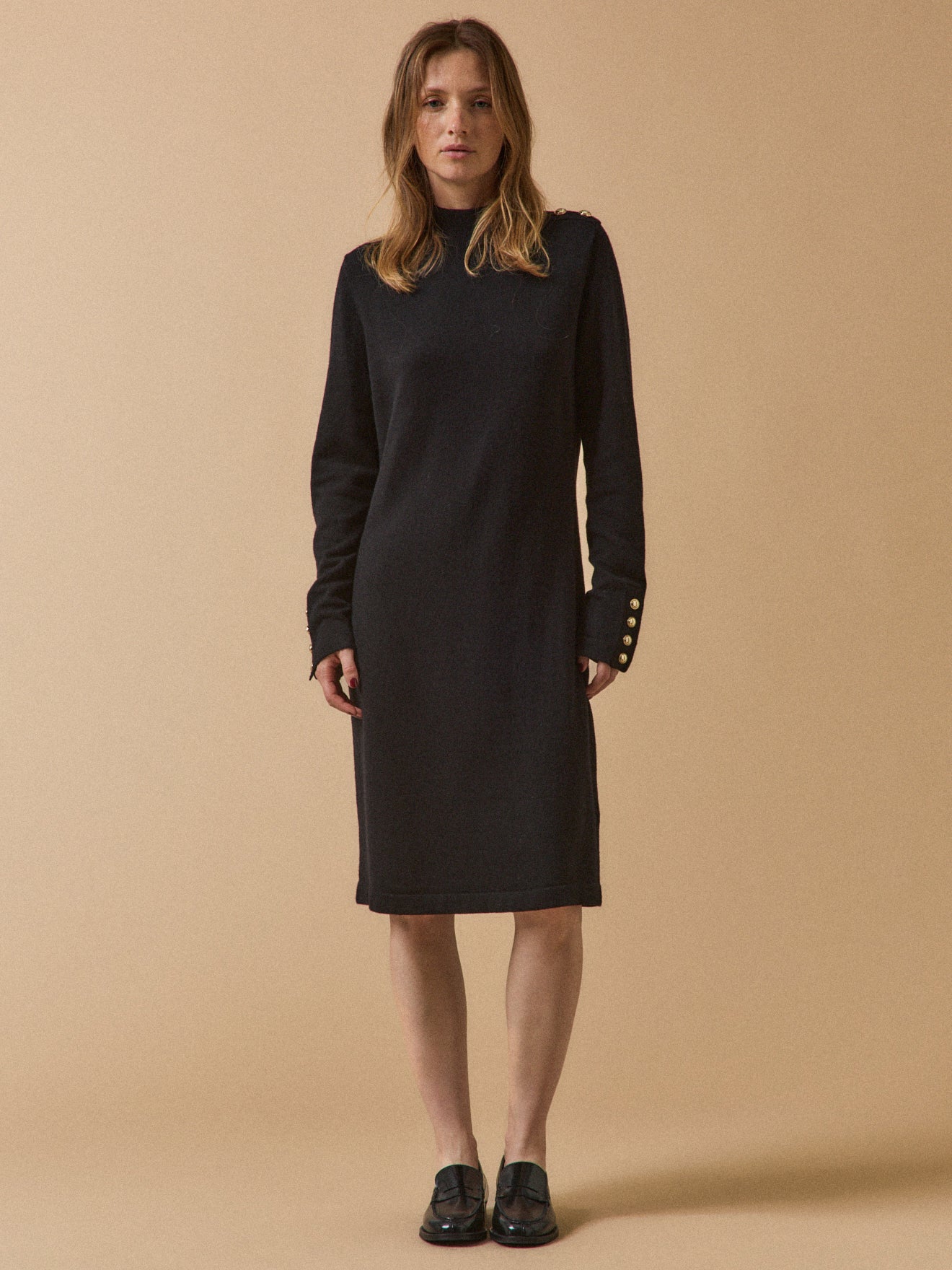 Damen-Pulloverkleid mit Stehkragen und goldfarbenen Knöpfen