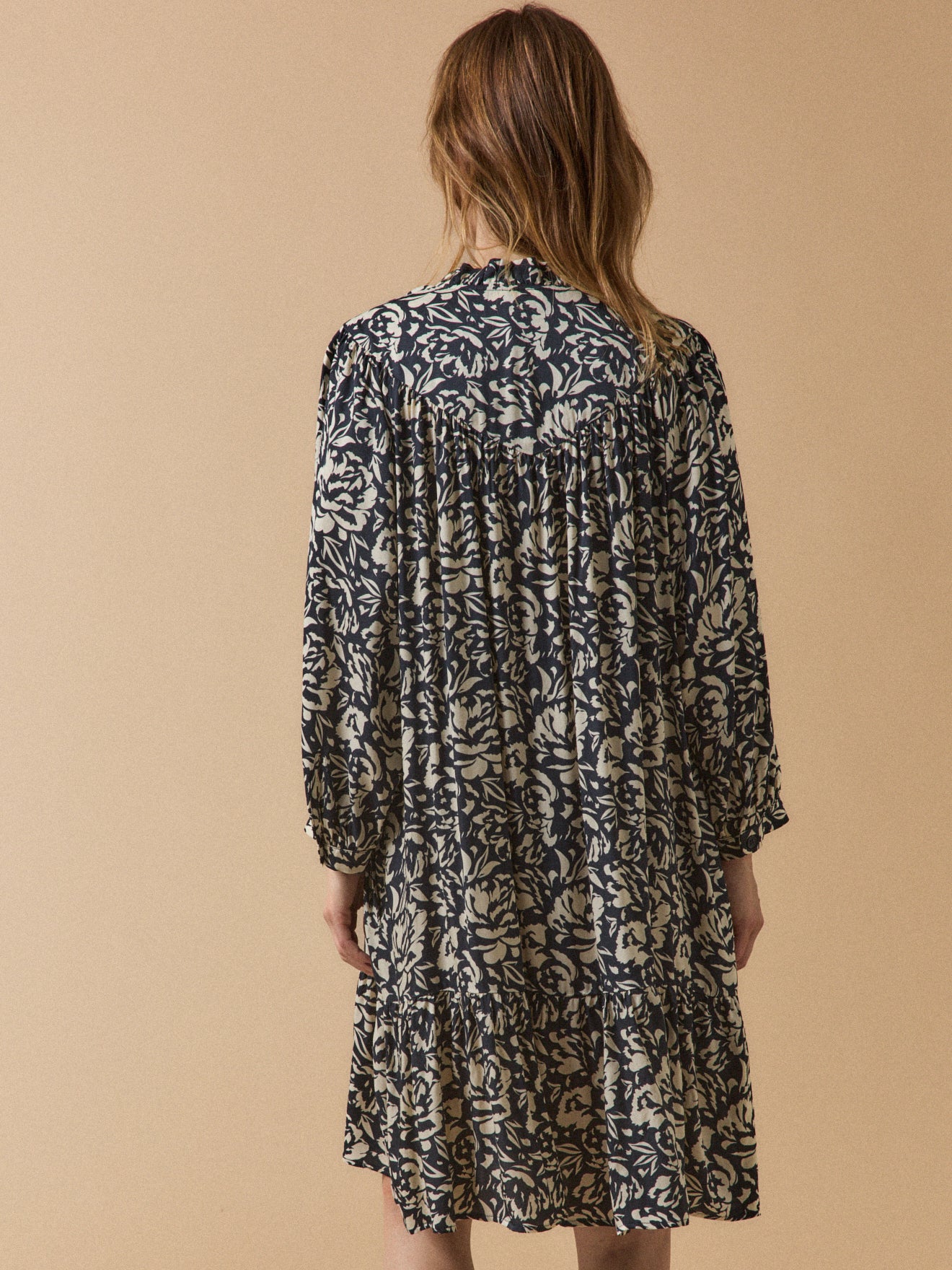 Kurzes Damenkleid aus Viskose mit Luna-Print