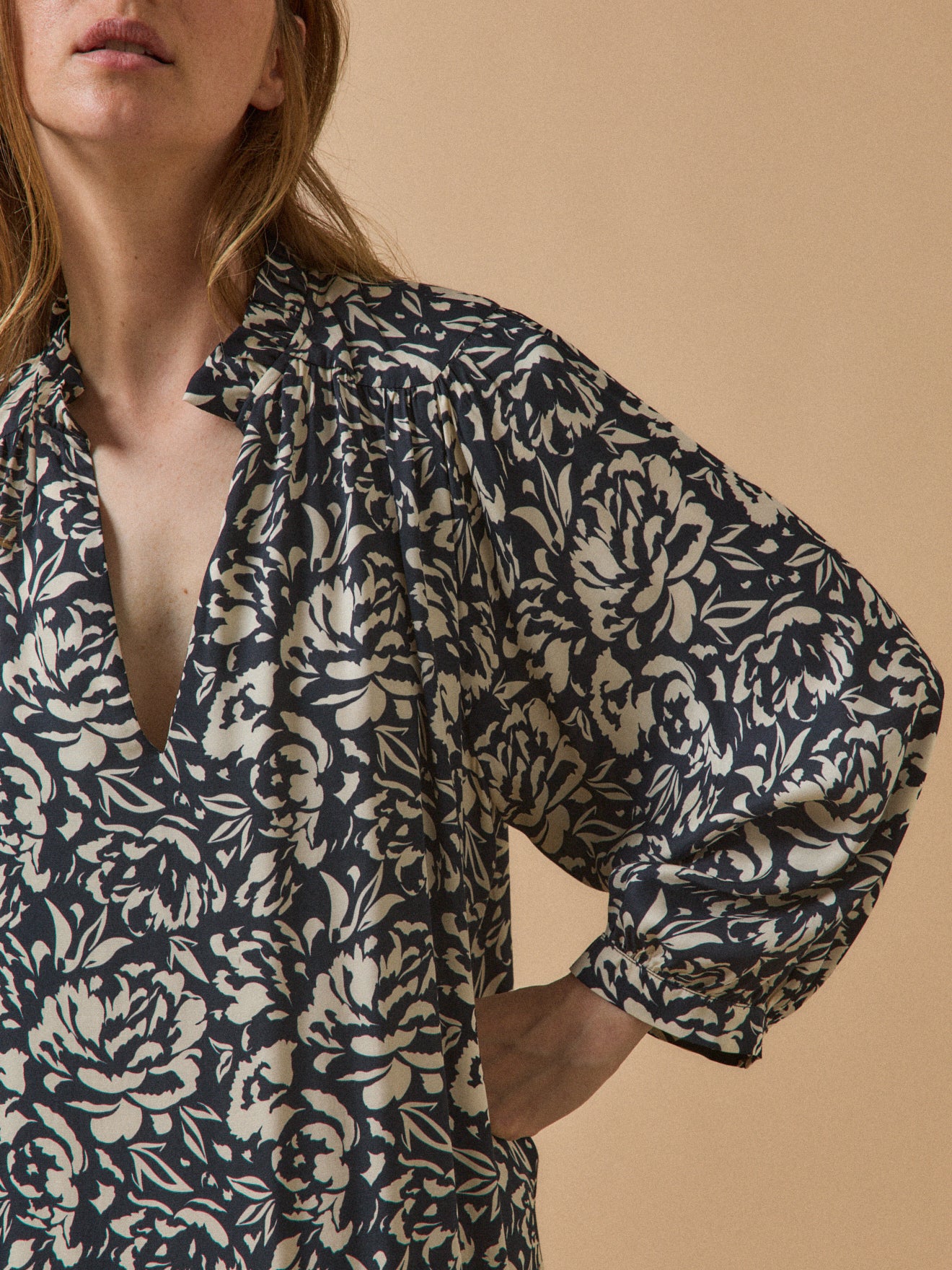 Kurzes Damenkleid aus Viskose mit Luna-Print