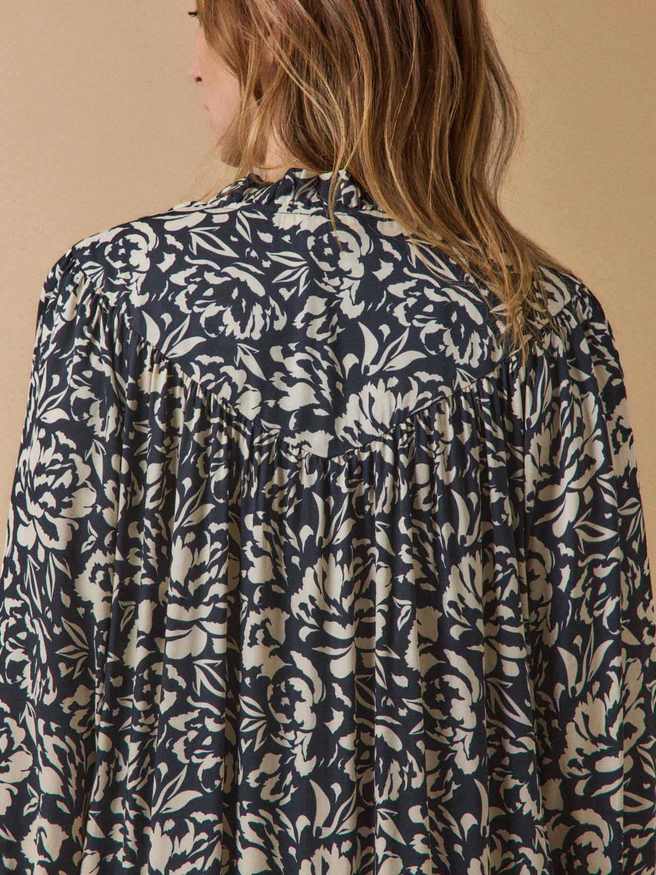 Kurzes Damenkleid aus Viskose mit Luna-Print