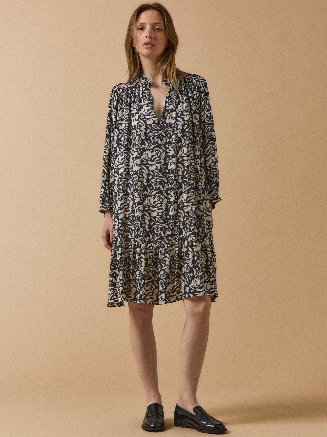 Kurzes Damenkleid aus Viskose mit Luna-Print