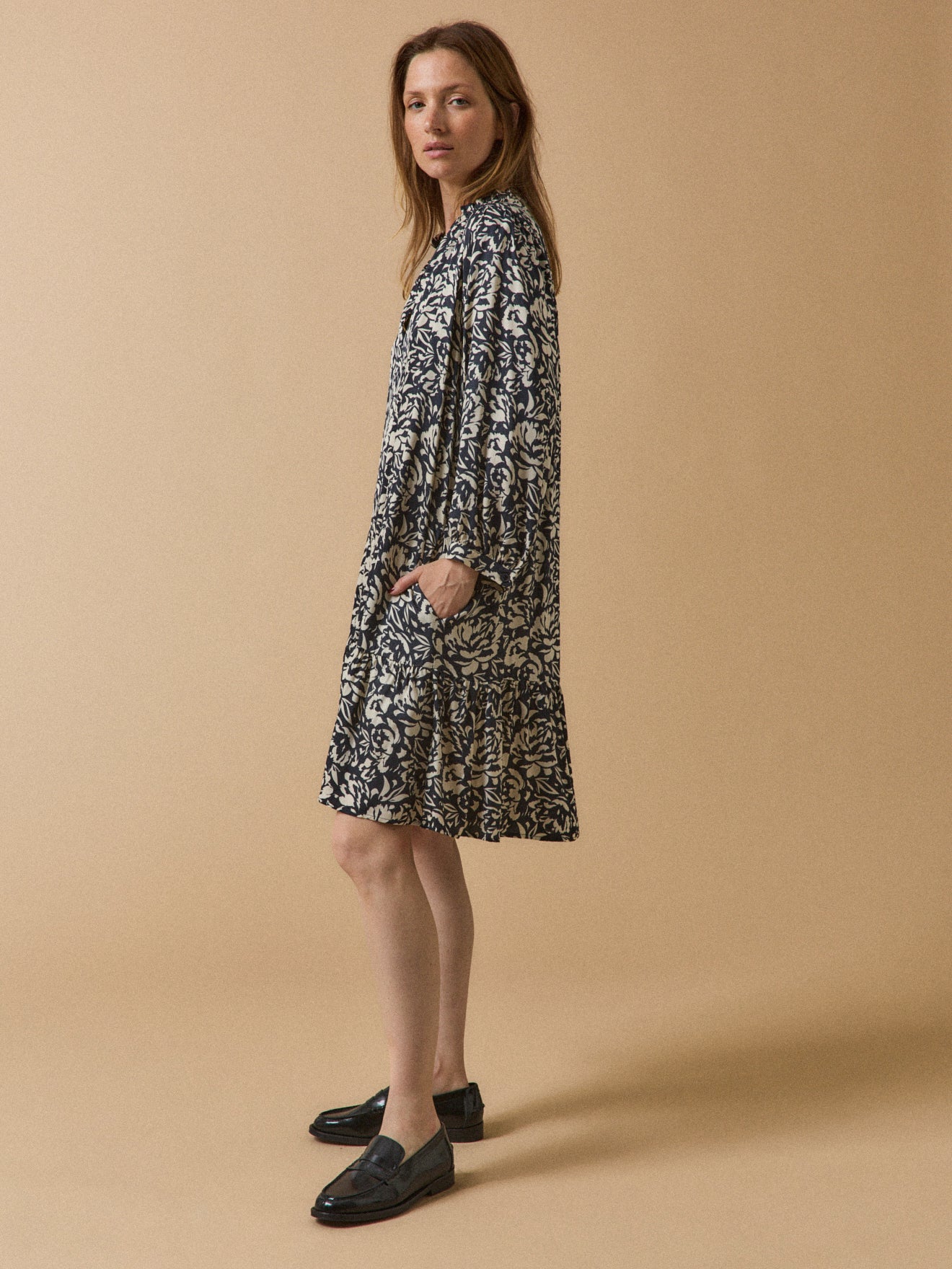 Kurzes Damenkleid aus Viskose mit Luna-Print