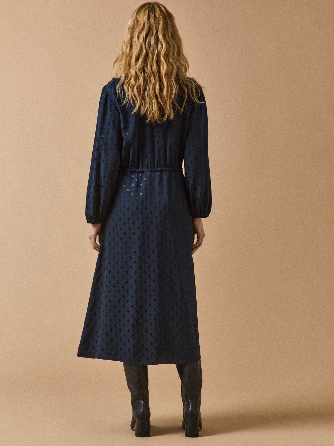 Langes und getupftes Damenkleid aus Viskose