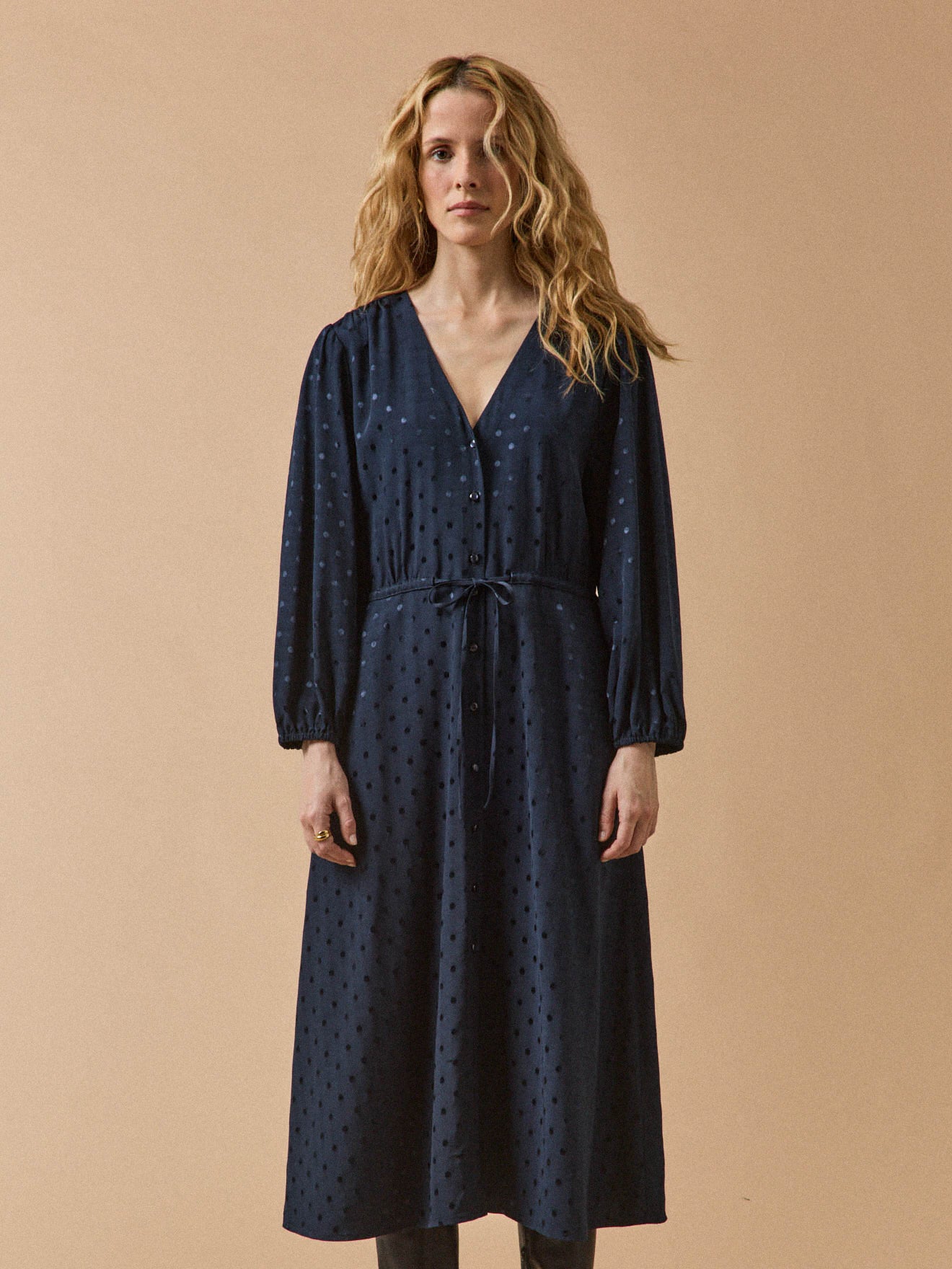 Langes und getupftes Damenkleid aus Viskose