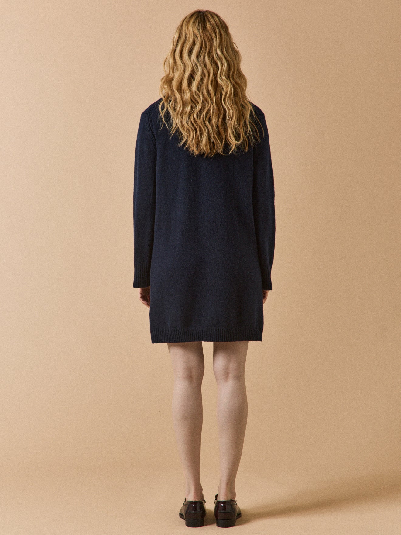 Kurzes Damenkleid mit Polokragen und goldfarbenen Knöpfen