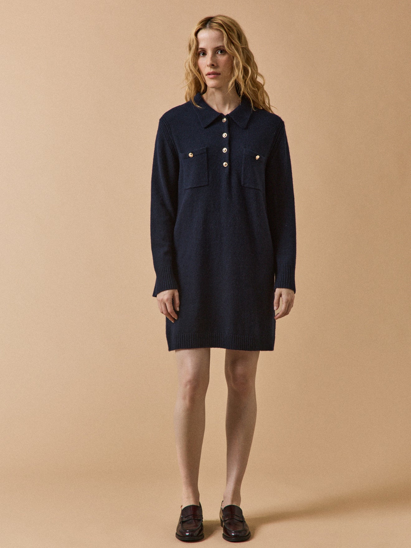 Kurzes Damenkleid mit Polokragen und goldfarbenen Knöpfen
