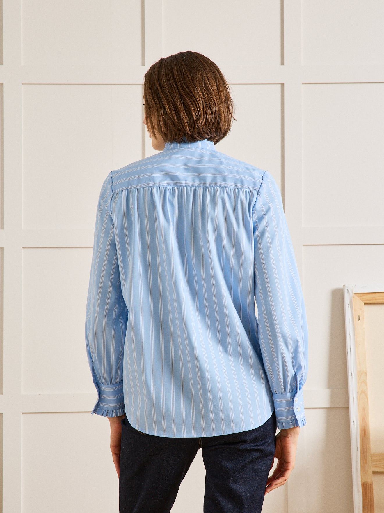 Gestreifte Damen-Hemdbluse mit Volants am Halsausschnitt - Limited Collection