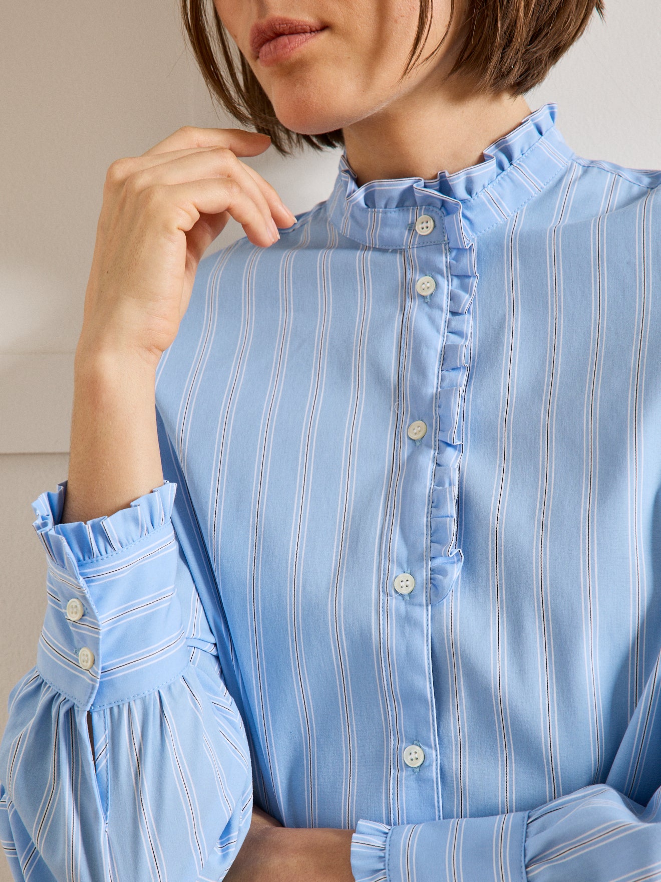 Gestreifte Damen-Hemdbluse mit Volants am Halsausschnitt - Limited Collection