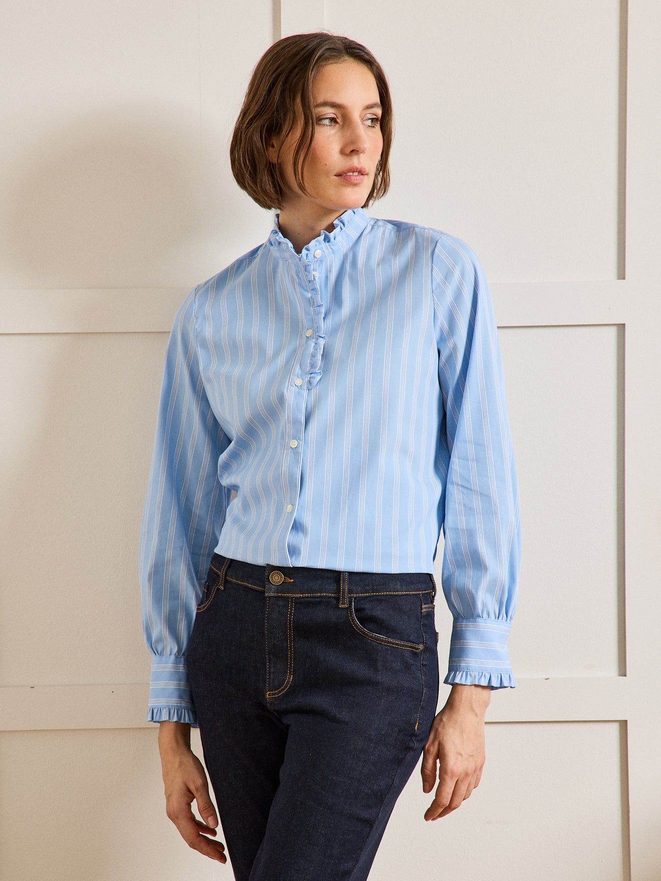 Gestreifte Damen-Hemdbluse mit Volants am Halsausschnitt - Limited Collection