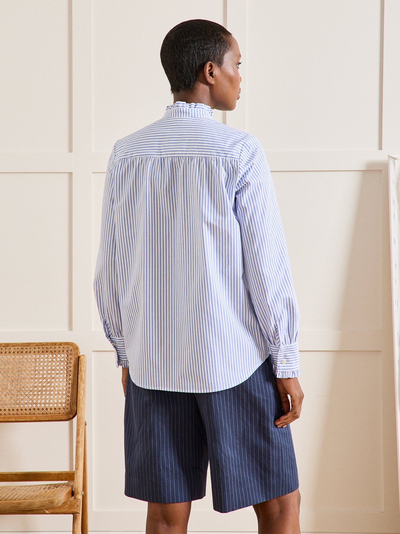 Gestreifte Damen-Hemdbluse mit Volants am Halsausschnitt - Limited Collection