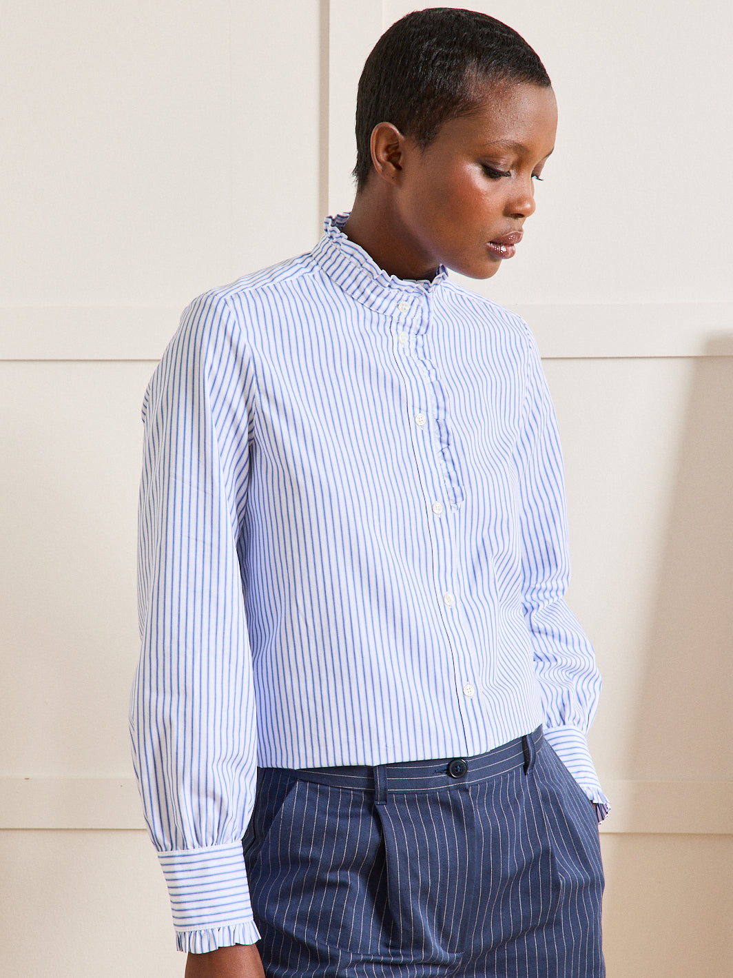 Gestreifte Damen-Hemdbluse mit Volants am Halsausschnitt - Limited Collection