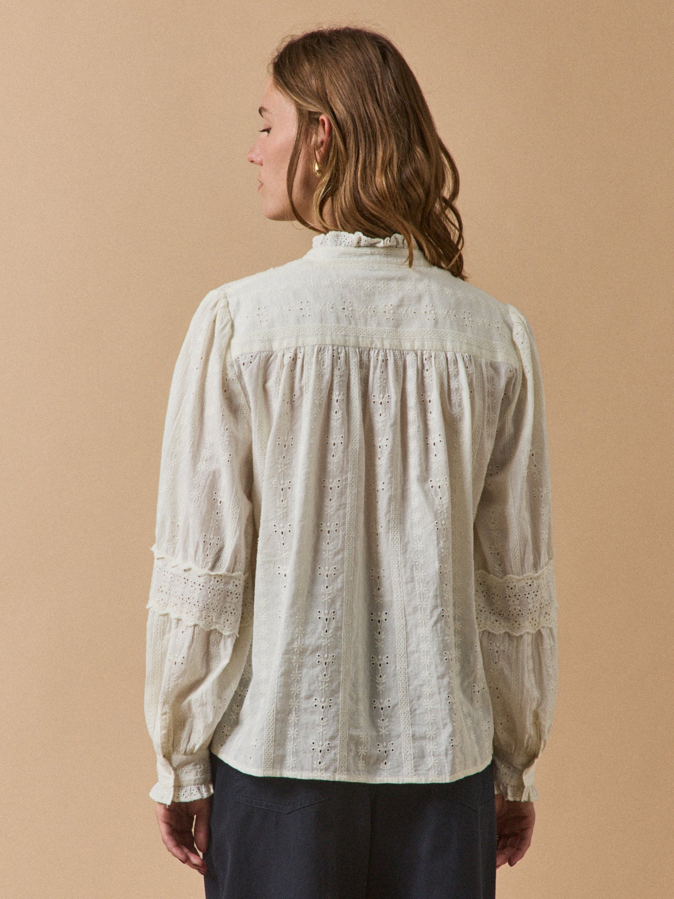 Damenbluse im Trousseau-Stil und Volants am Kragen