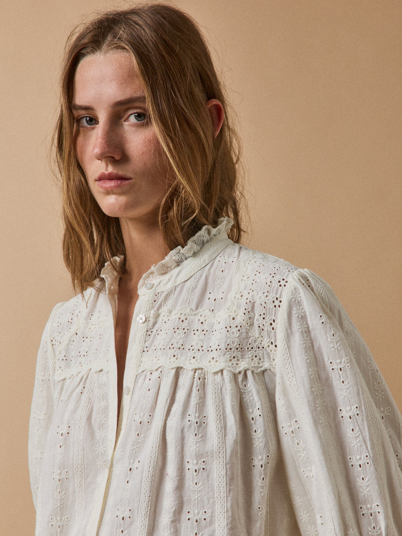Damenbluse im Trousseau-Stil und Volants am Kragen