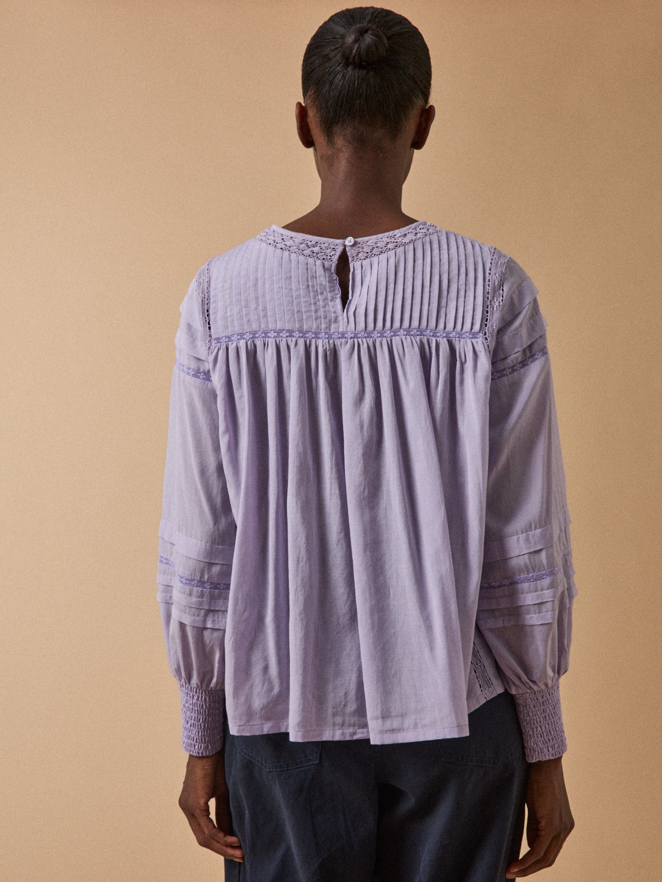 Romantische Damenbluse mit Plissees und Spitze
