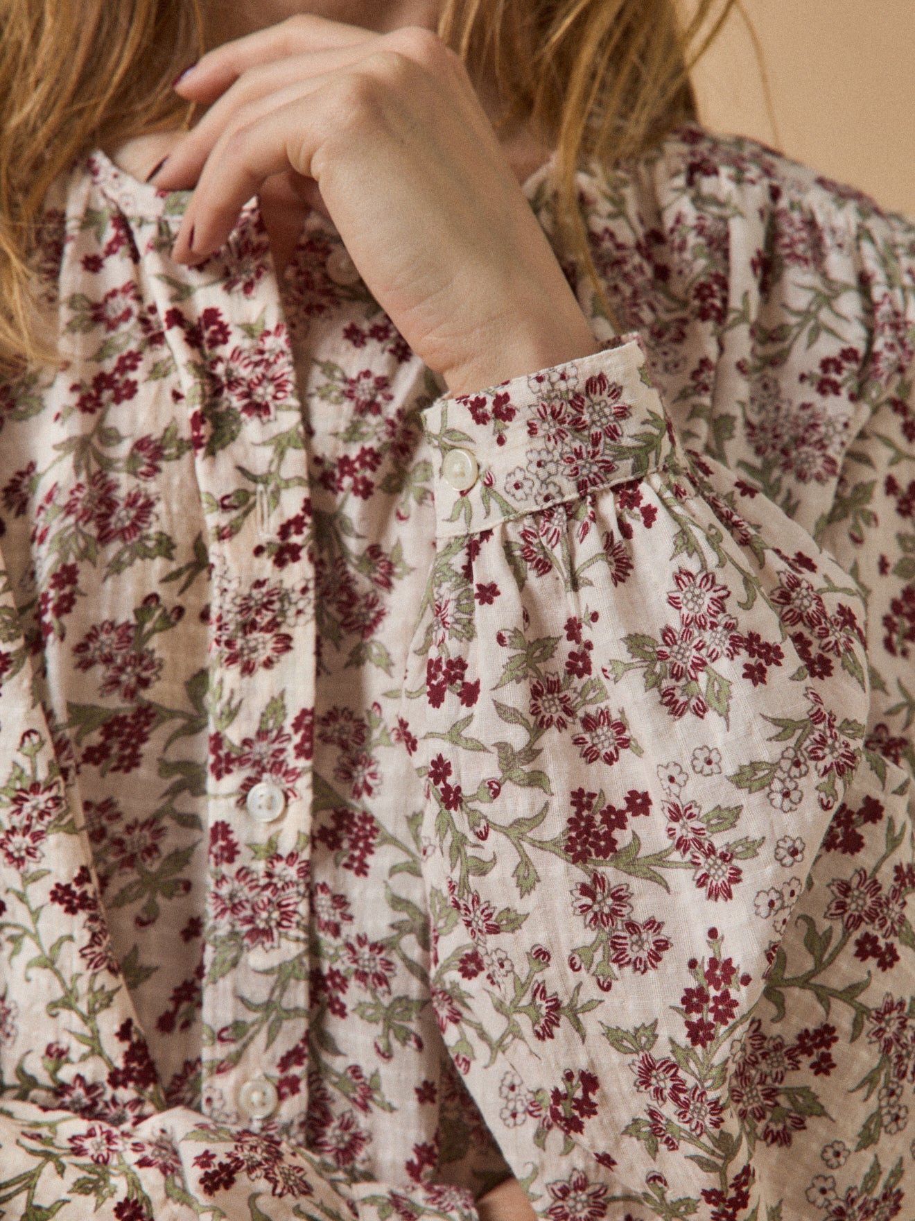 Damenbluse aus strukturiertem Stoff mit Mathilde-Print