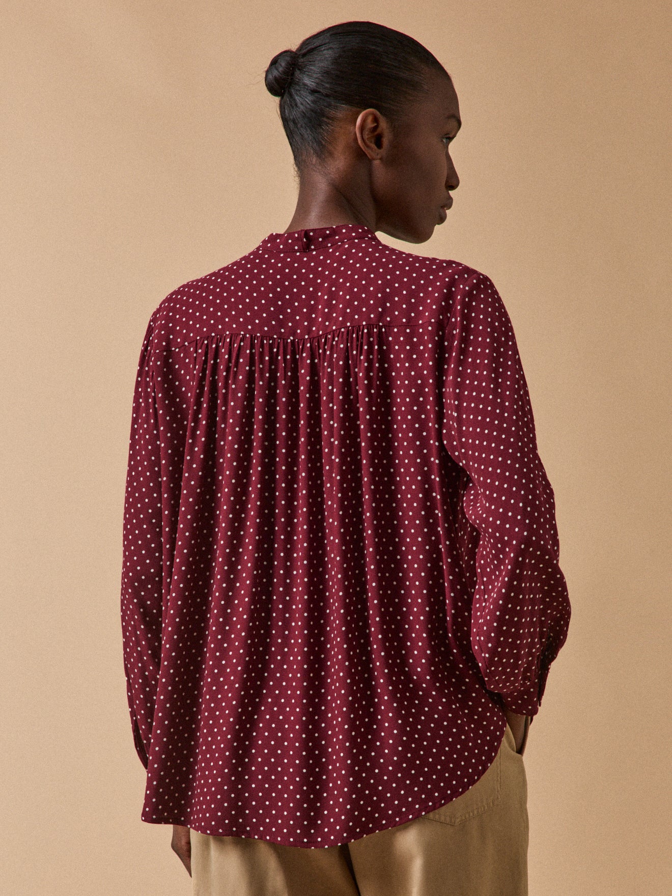 Damen-Hemdbluse aus Viskose mit Tupfen und Lavallière