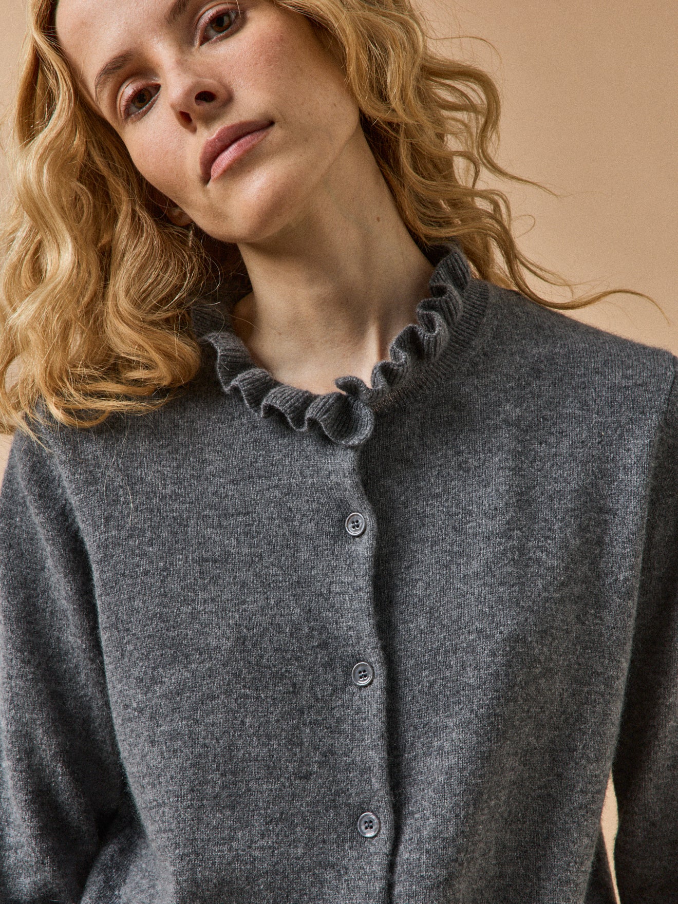 Damen-Cardigan mit Volants am Ausschnitt - Cashmere-Kollektion